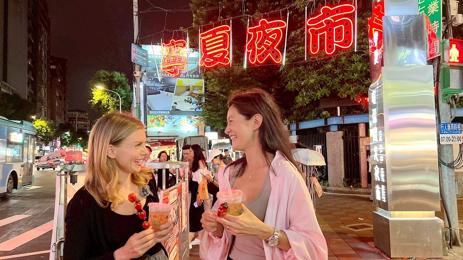 蔡英文親推《看不見的國家》　美籍導演香菜、鼎泰豐吃上癮