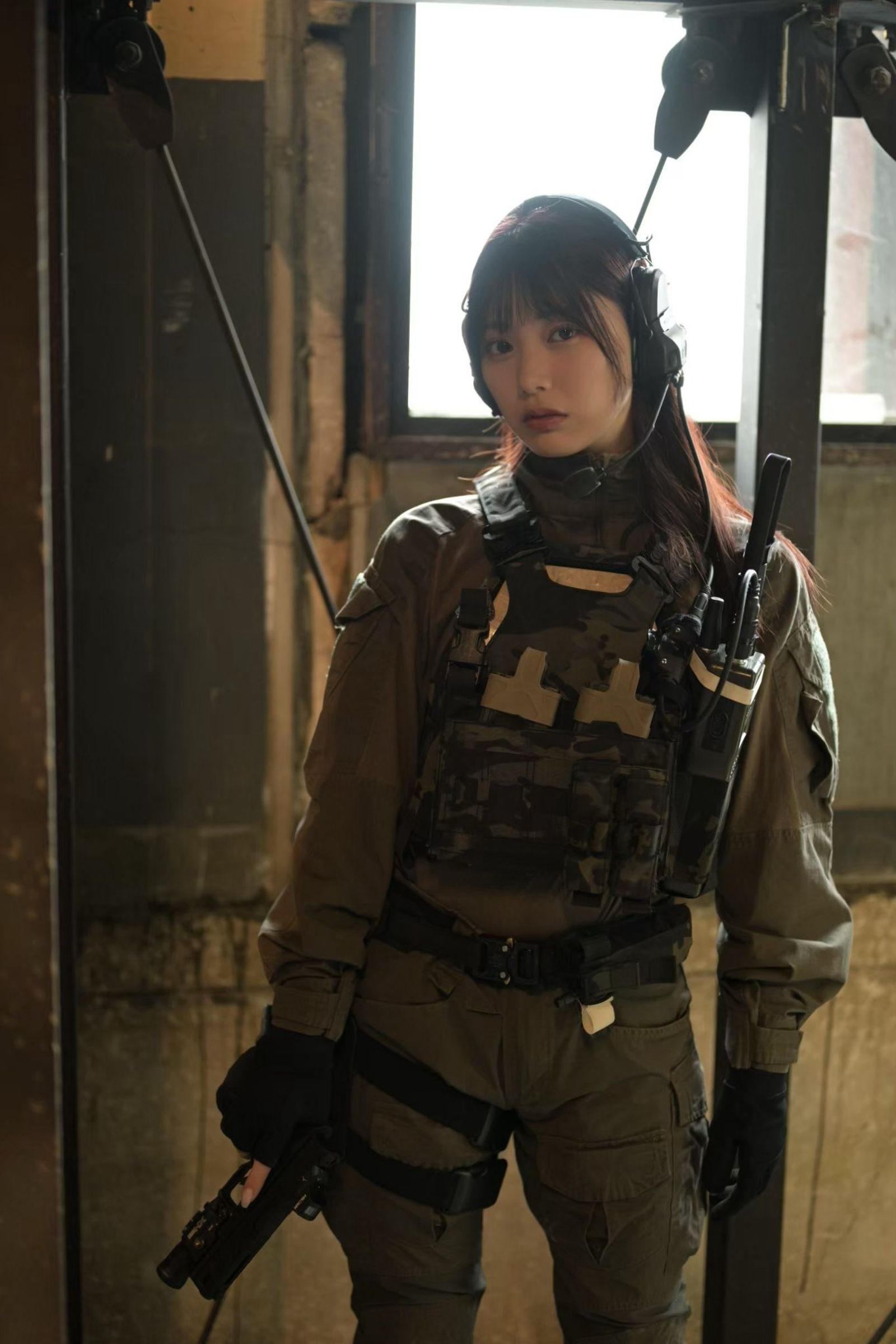 石川身上「荷槍實彈」應該都是拍攝用的道具。圖／翻自石川澪X