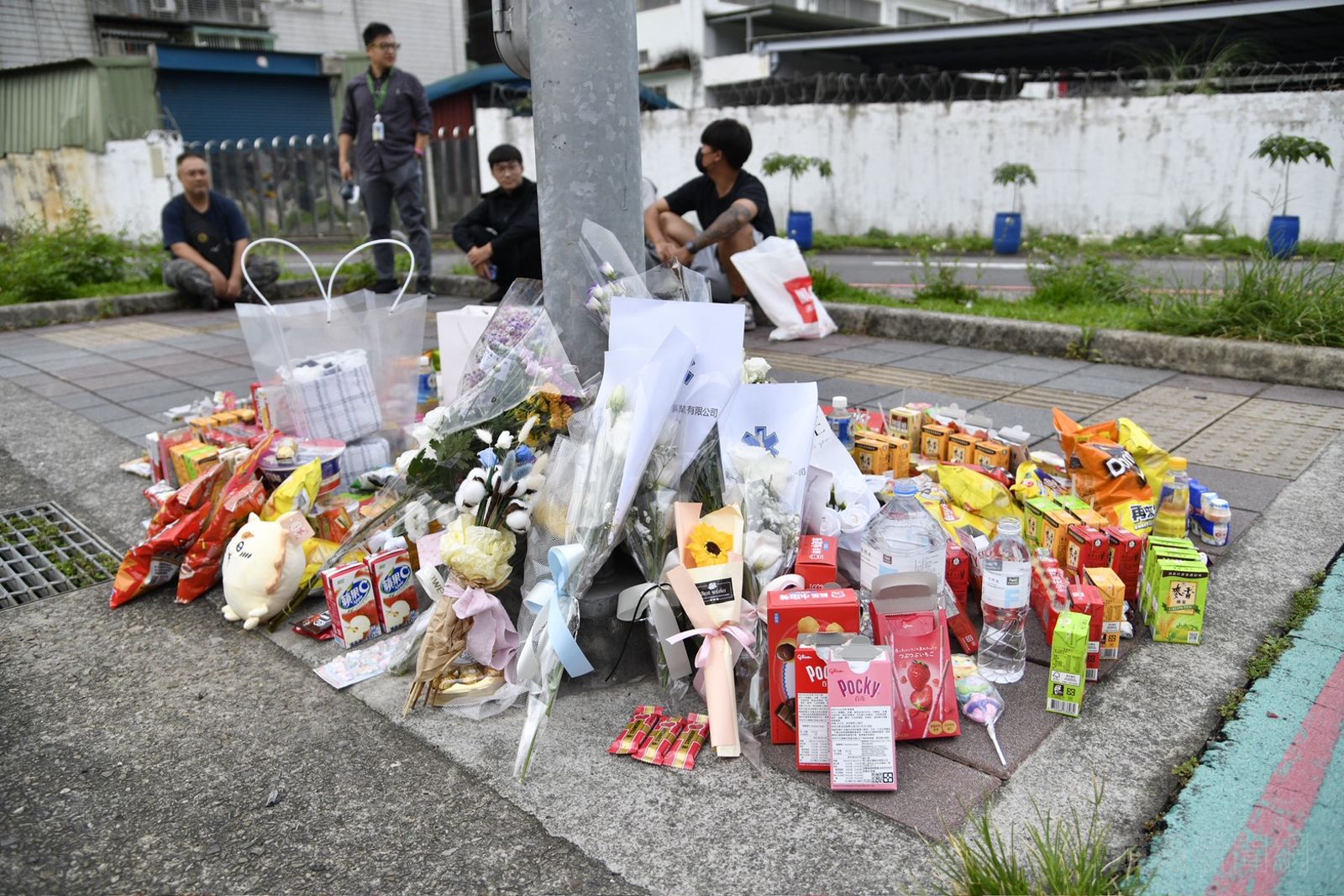 民眾前往三峽北大國小哀悼。攝影李智為