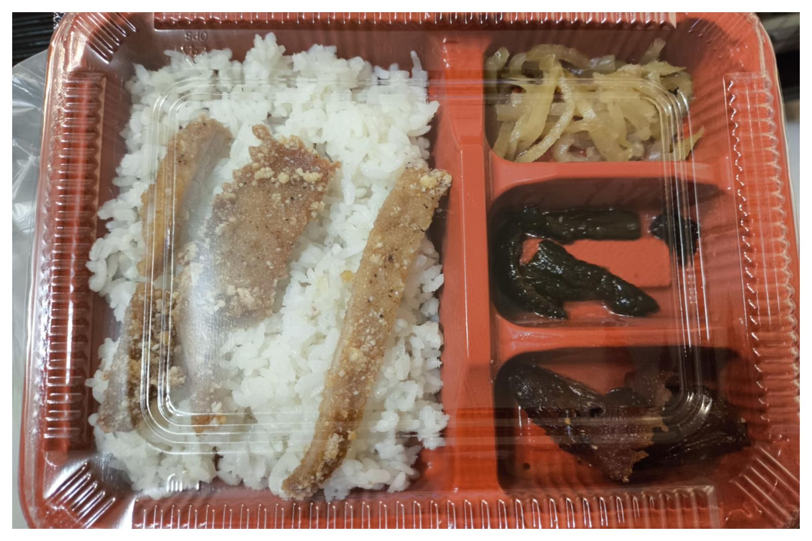 網友購買桃園一家69元便當店，看到分量後傻眼了。圖／翻攝自抱怨公社