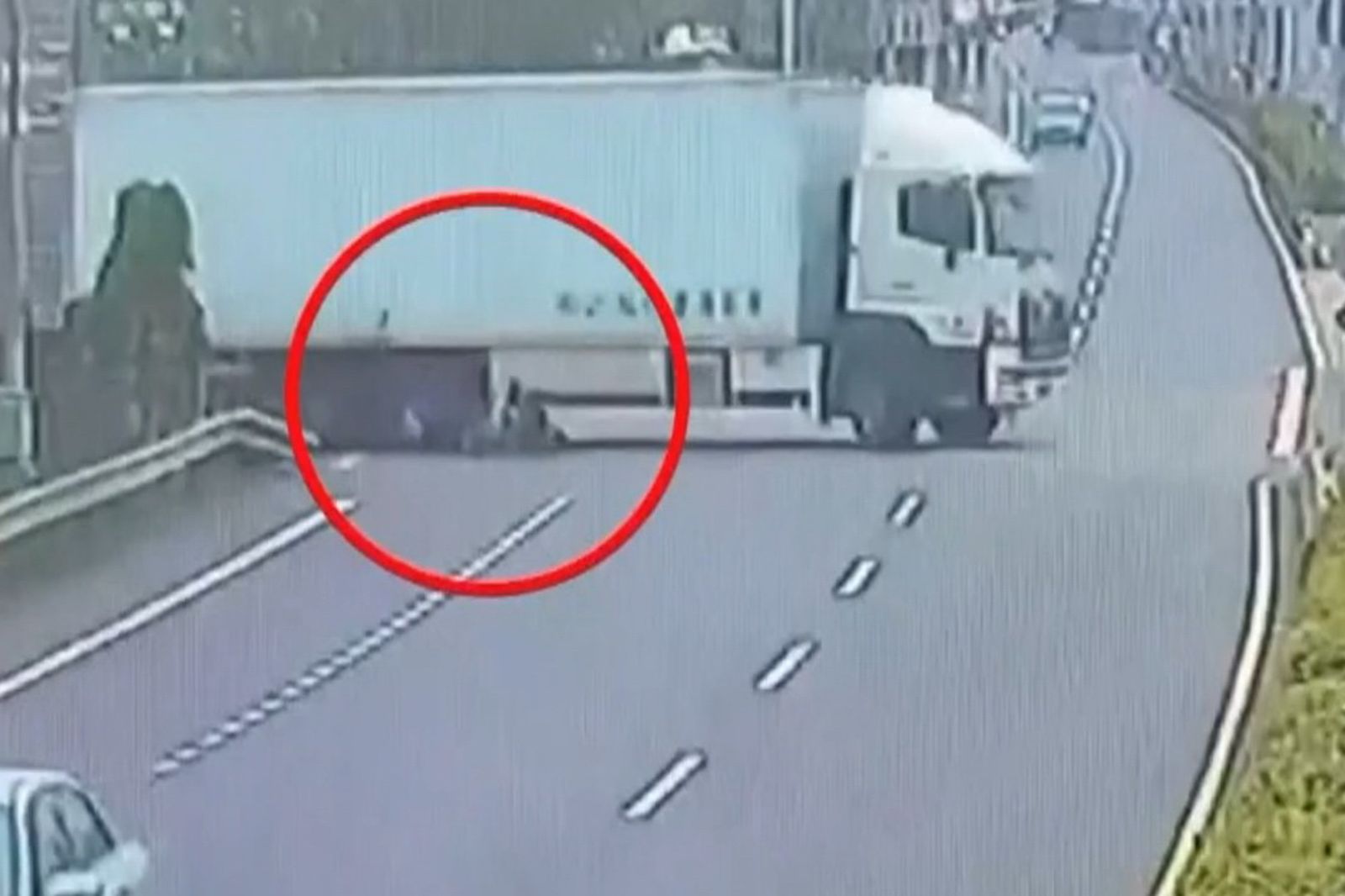 監視器畫面顯示，當時大貨車正在右轉，撞上貼近車身的機車女騎士。民眾提供