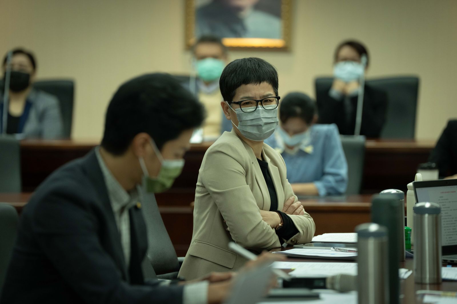 編劇呂蒔媛（右）飾演立委周明晨。CATCHPLAY、公視、大慕可可提供