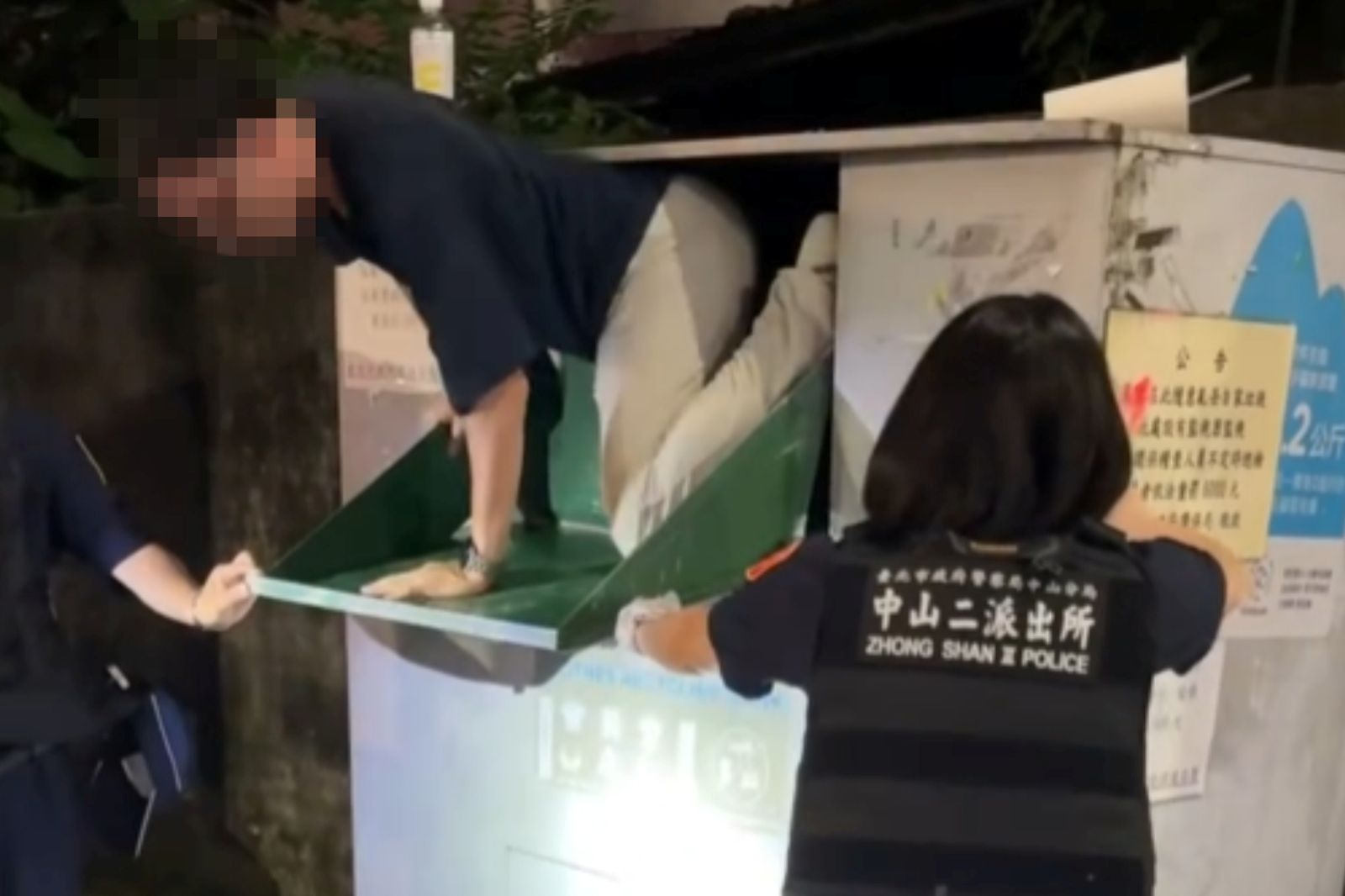 影／「舊衣回收箱」不停震動！民眾急報警…鑽出29歲男子　原因曝光