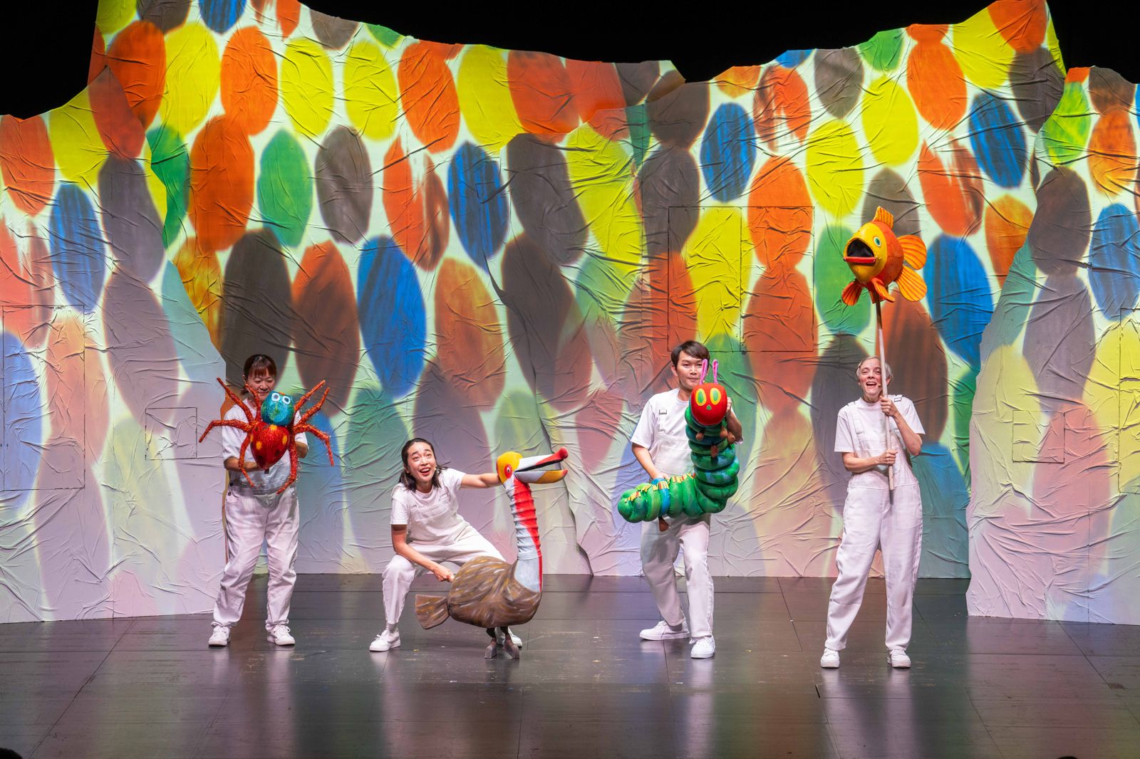 劉冠廷、HowHow都朝聖!《好餓的毛毛蟲秀》緊急加開場次 8台娃畫作紅到美國