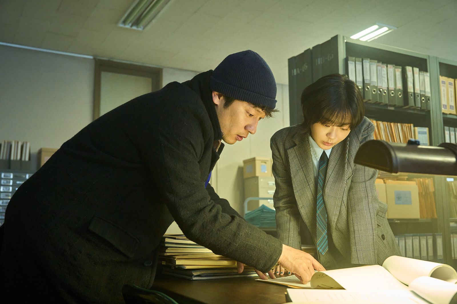 金多美（右）與孫錫求在《血謎拼圖》攜手查凶案。Disney+提供