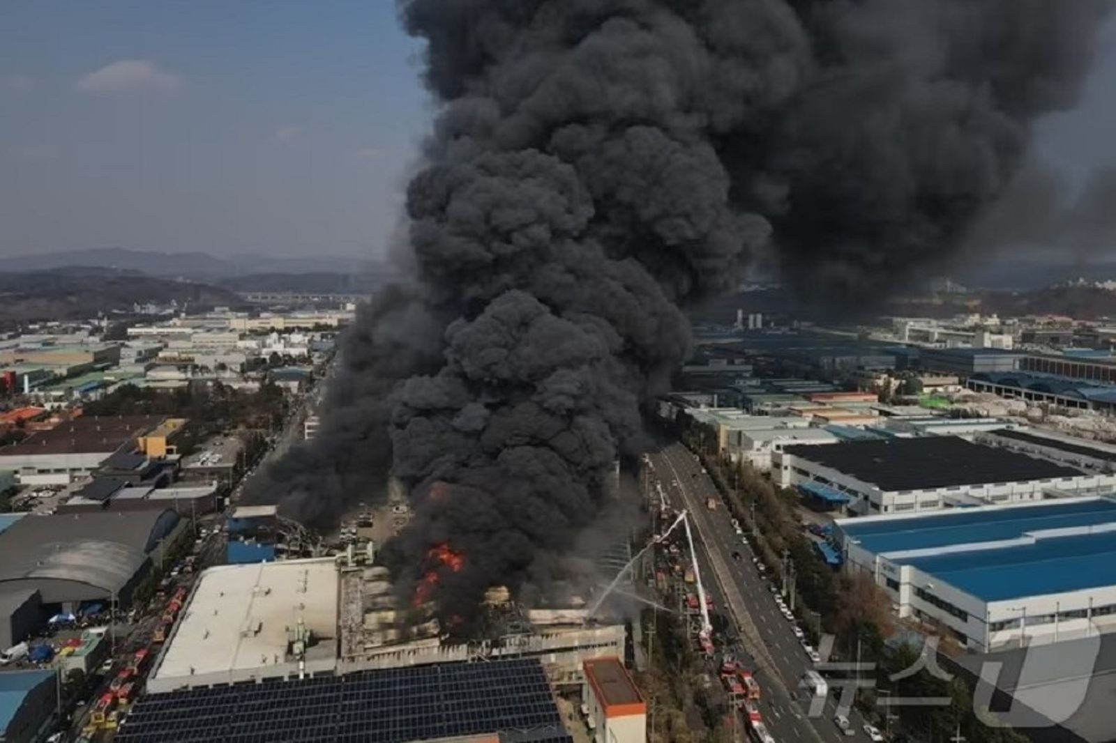 韓汽車廠大火逾50傷14失蹤　工人吸毒氣、墜樓傷！驚悚影片曝光