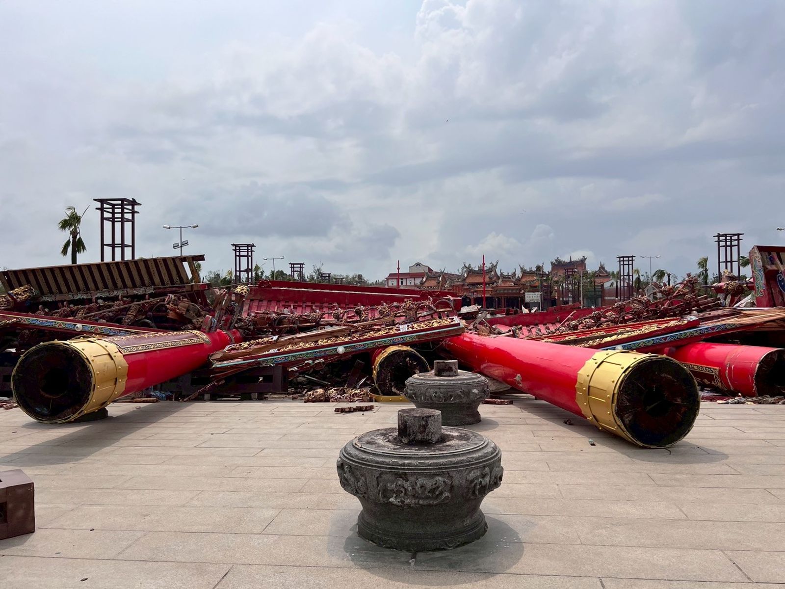 43年南鯤鯓代天府牌樓被吹垮　命理專家：王爺慈悲顯靈