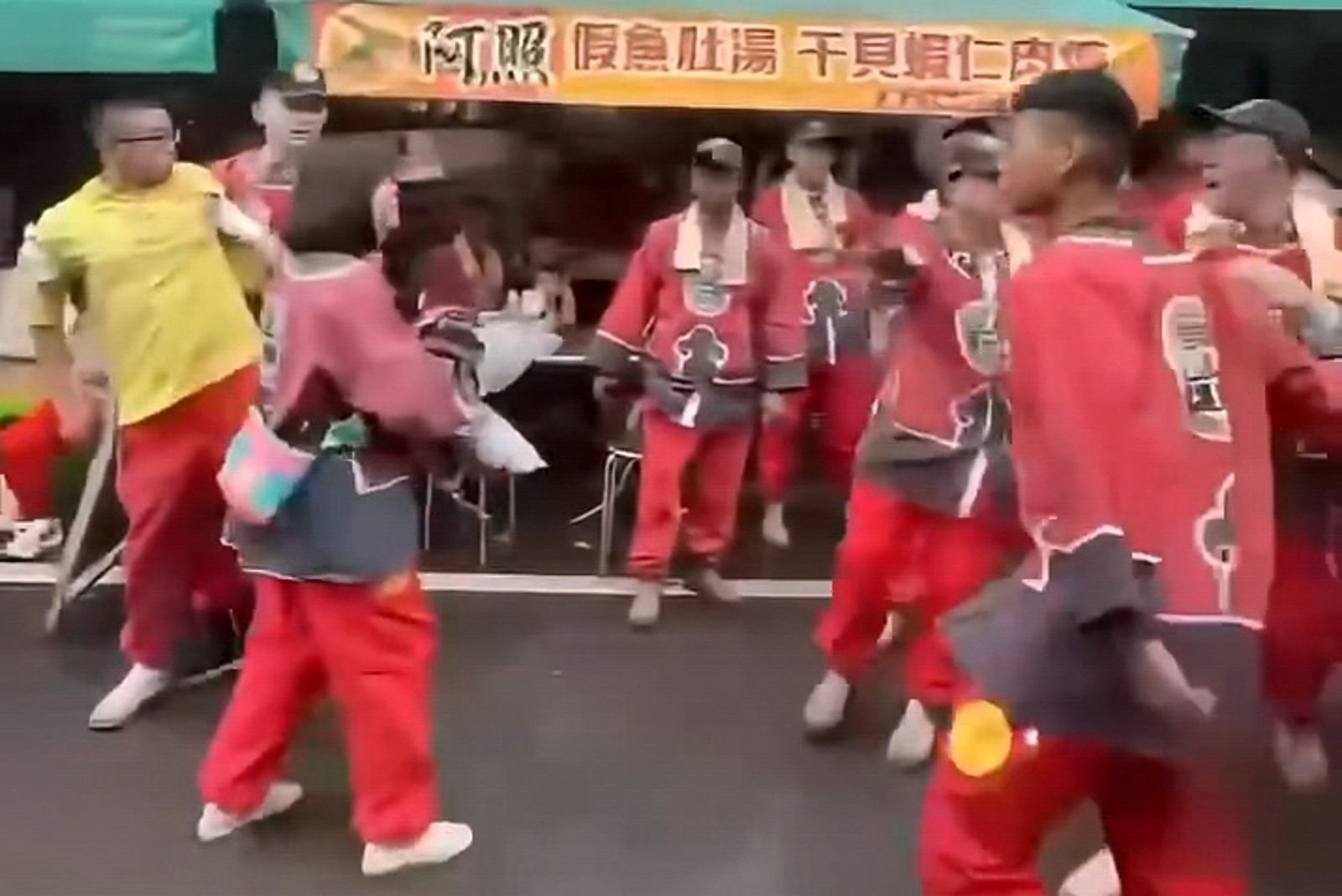 贊境團體在廟外發生肢體衝突。翻攝fb宗教爆報