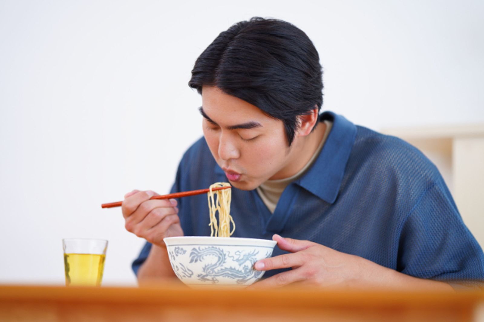 銀行經理與客戶吃麵「遭罰2.4萬元」!行長連帶罰4千 原因曝光