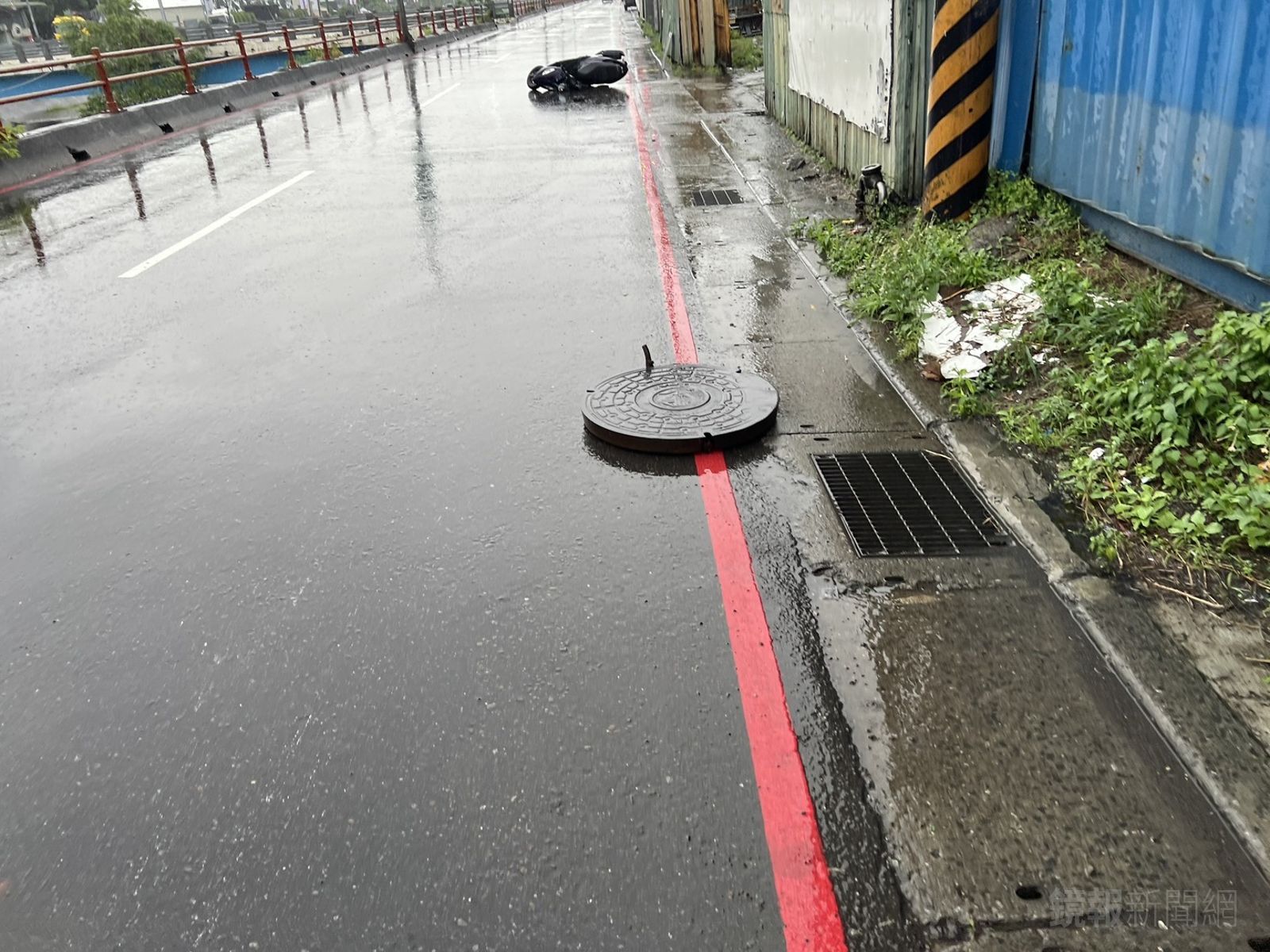 有片／馬路人孔蓋突飛起　無辜6旬婦騎車經過遭擊落