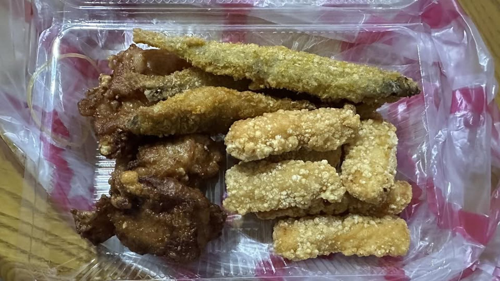 原PO買的雞肉和炸魚。圖／我是萬華人Chill Wanhua FB