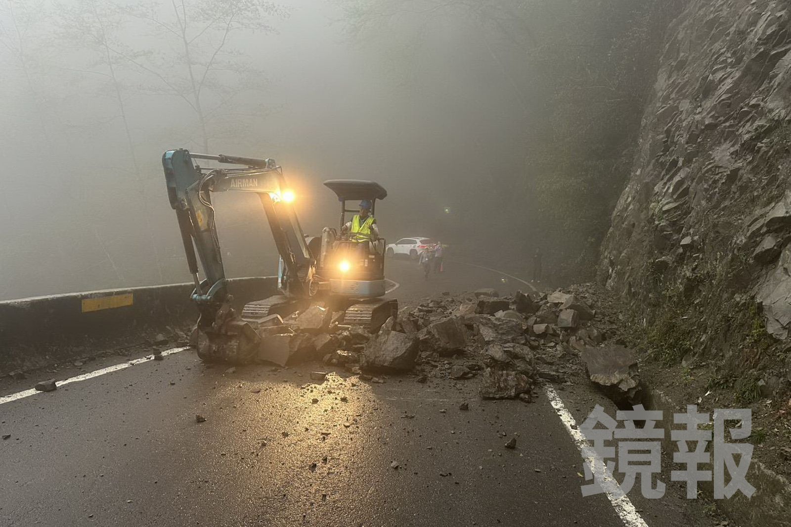 林業署派出重型機具進場搶修。民眾提供