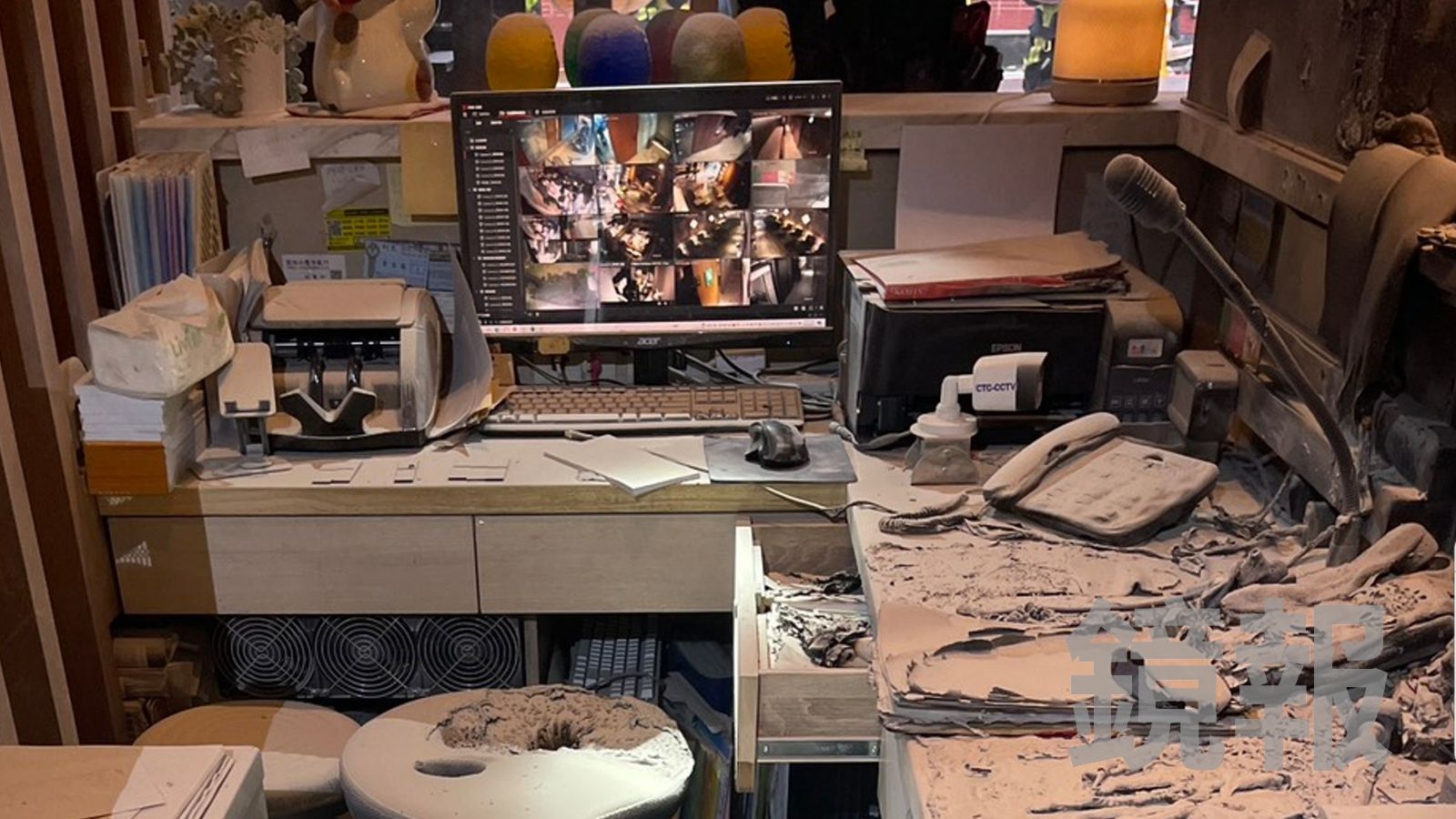 養生館櫃檯遭鄭女潑灑汽油縱火。翻攝畫面