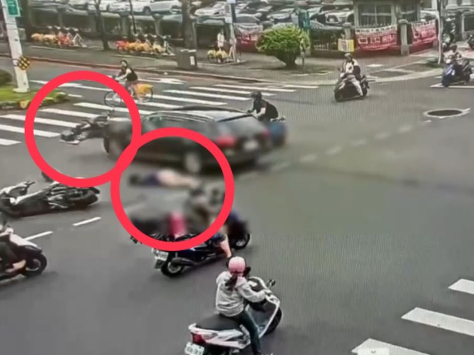 立法院前驚悚車禍！黑車疑闖紅燈撞飛2騎士　撞擊畫面曝光