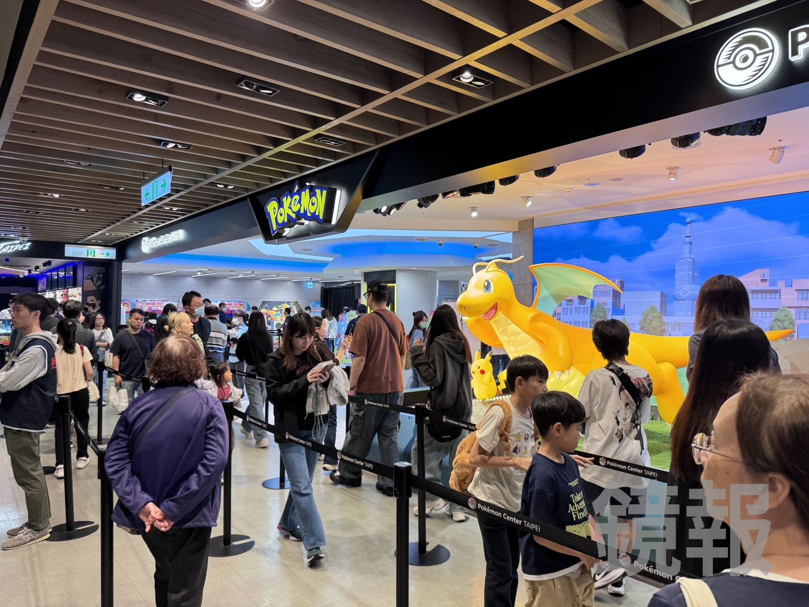 兒童、清明4天連假，寶可夢中心內外都是滿滿人潮。顏凱勗攝