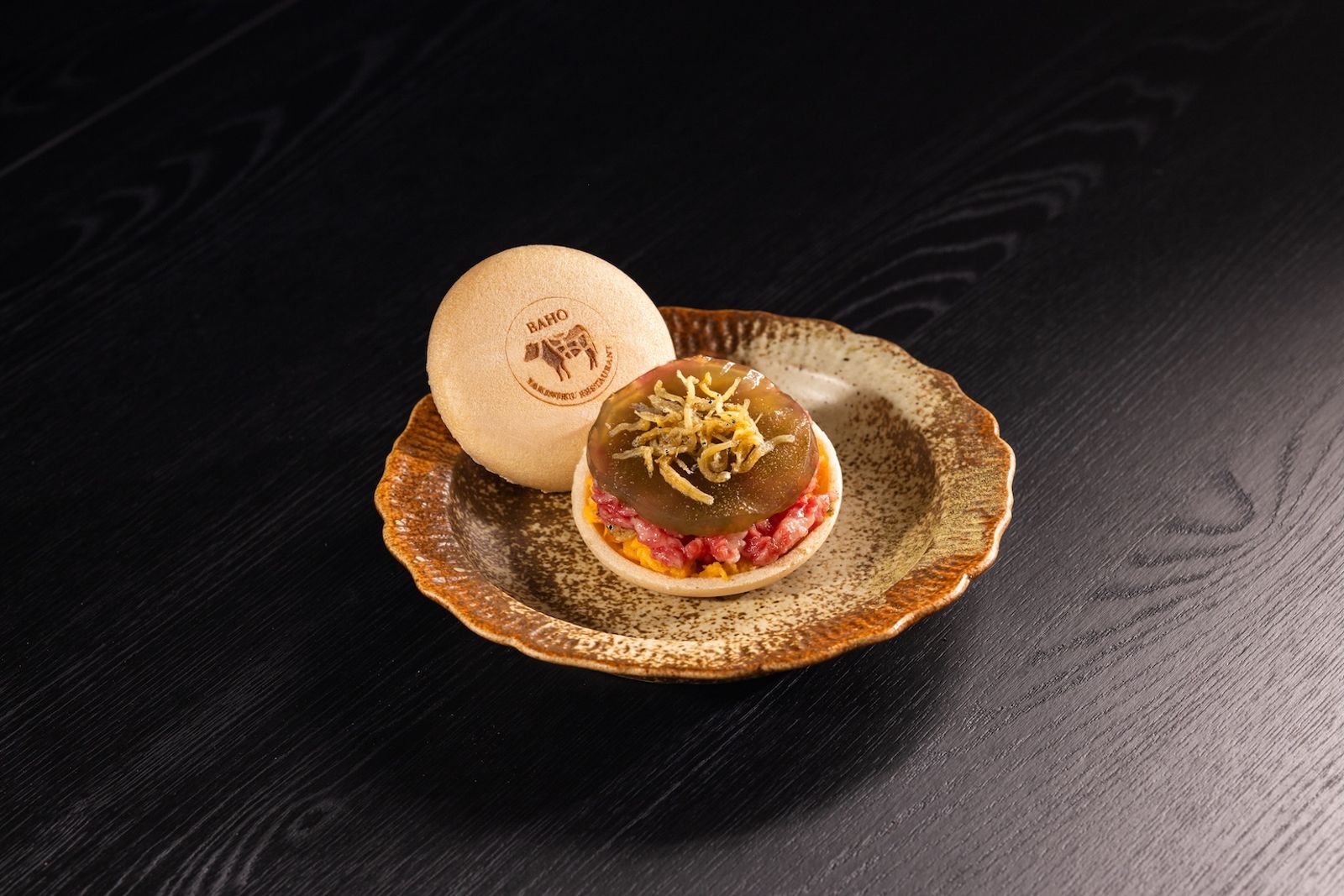 「麻薏生牛肉最中餅」用酥脆最中餅包入和牛生肉、麻薏凍與地瓜泥，中台灣風味一口呈現。（280元／份）