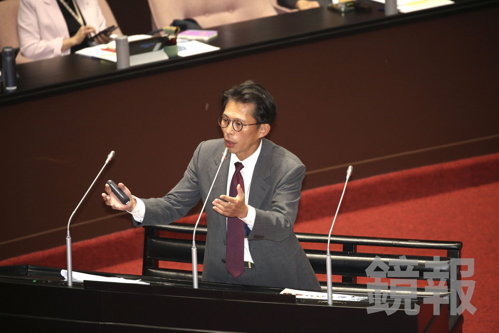 難得沒咆哮！質詢問卓揆對光電板態度　黃國昌罕見誇讚「說得好」：這就是理性政策討論