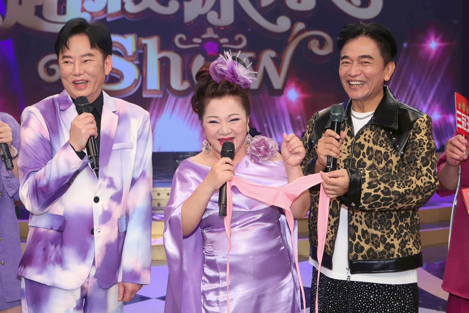 吳宗憲送上「前面兩條後面一條線」的粉紅色比基尼給白冰冰。民視提供