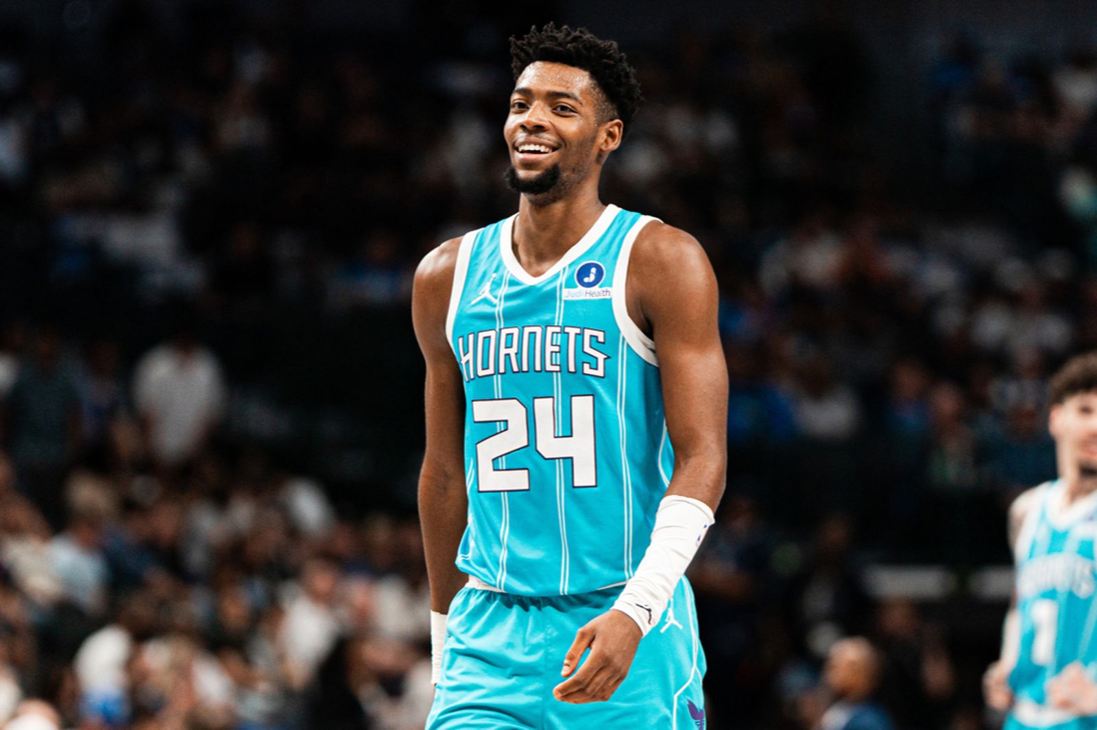 黃蜂榜眼前鋒又痛!左肩不適提前退場 賽季再陷傷病陰霾