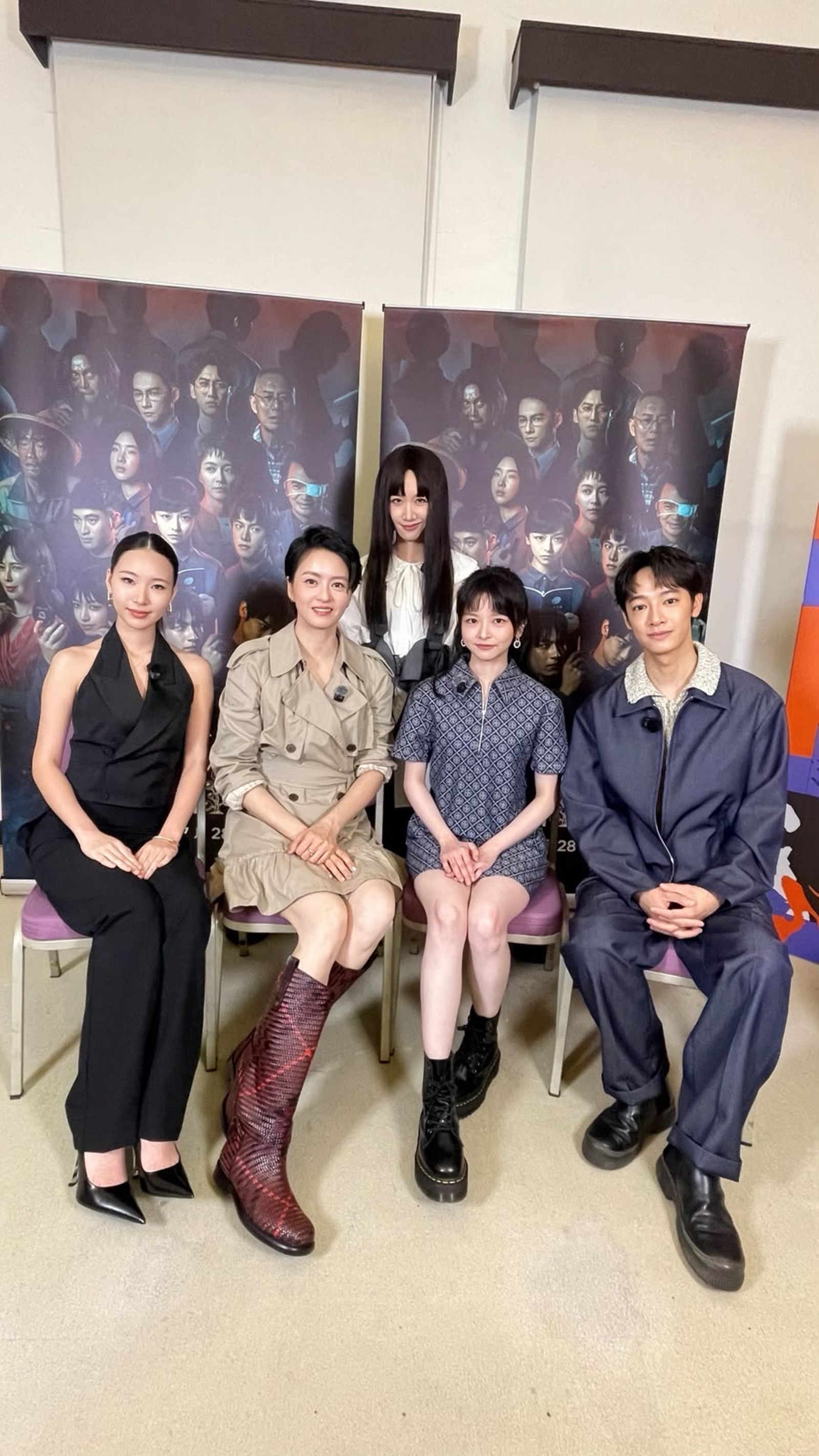 《聰明鎮》演員許曦文Elly(前排左起)、梁詠琪、陳姸霏、劉修甫到《完全娛樂》宣傳。三立提供