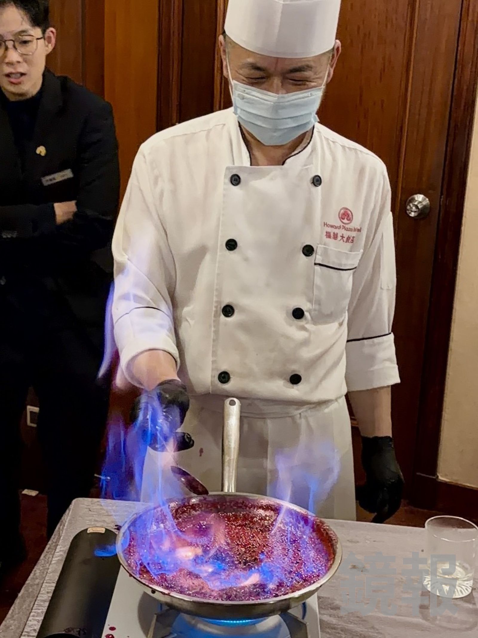 主廚劉宜嘉親手製作「金樽火焰冰淇淋」,在桌邊現煮水果干邑糖漿,再淋到冰淇淋上。