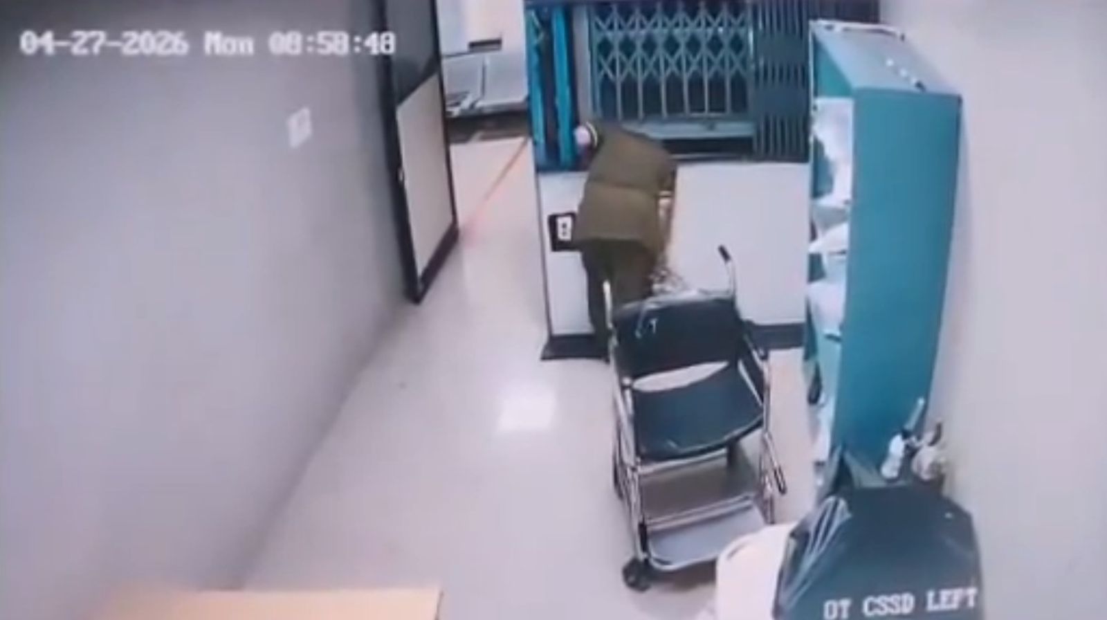 女員工頭部被下降的電梯卡住。圖／翻攝自X／@nextminutenews7