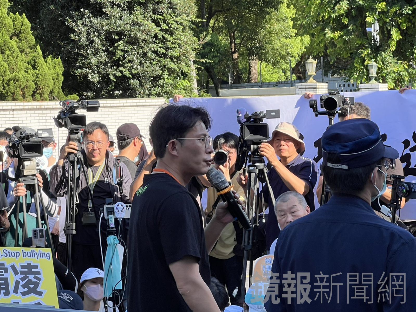 小草聚集北檢試圖衝破拒馬失敗　黃國昌轟：踐踏民主法治到體無完膚