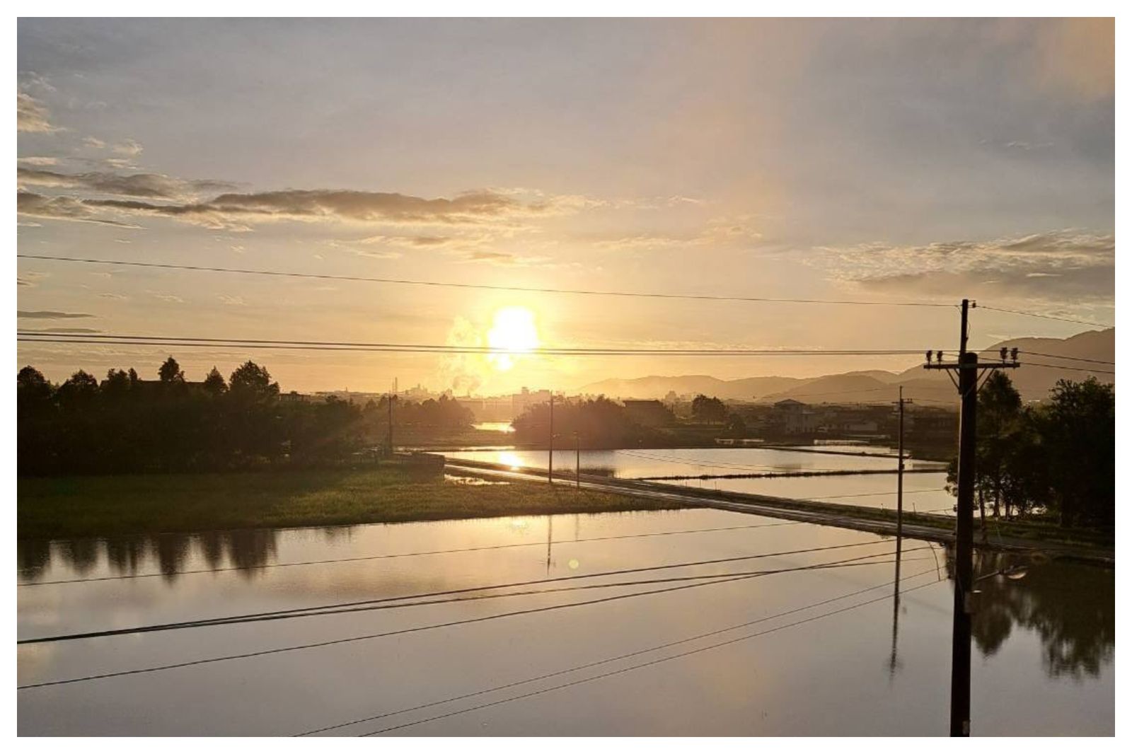 宜蘭終於出太陽！蘇澳火車站水淹半層樓高　民眾起床第一件事找這牌