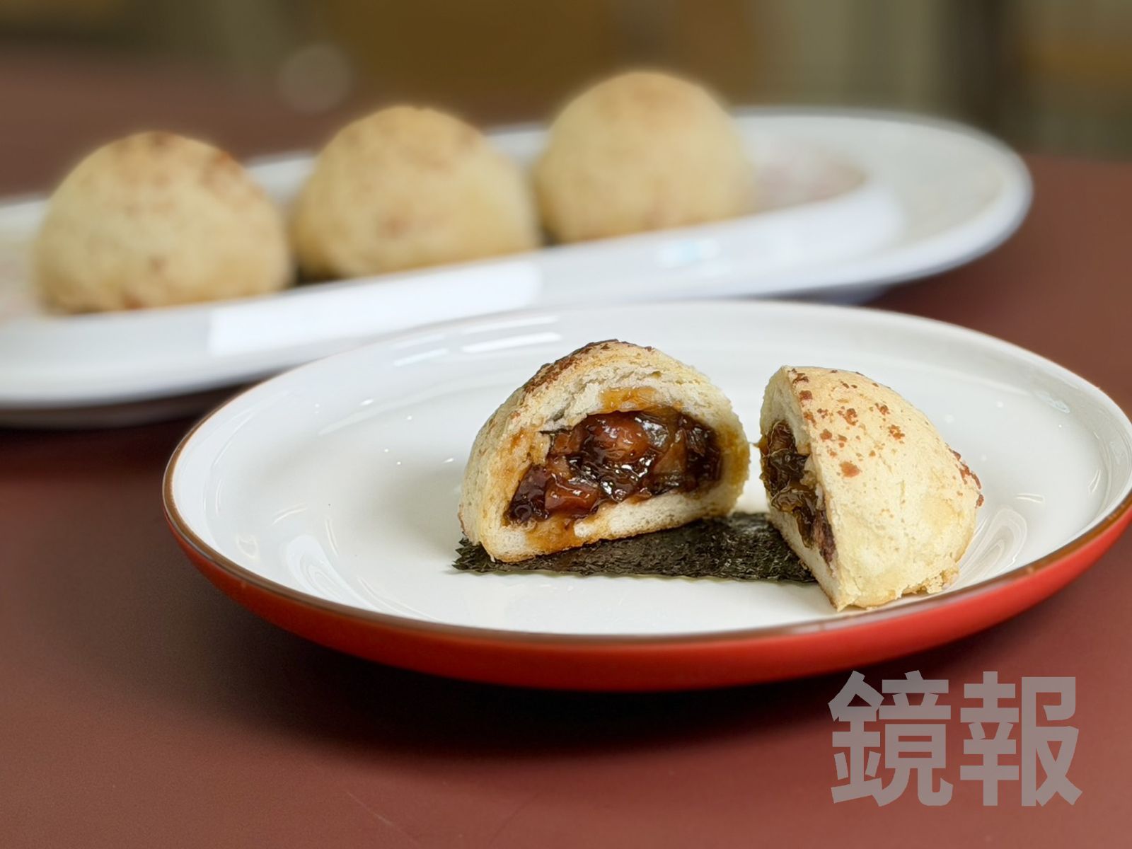 「金香酥封/山里紅燒豚包」外皮甜酥,叉燒餡甜鹹不膩。(228元/份)