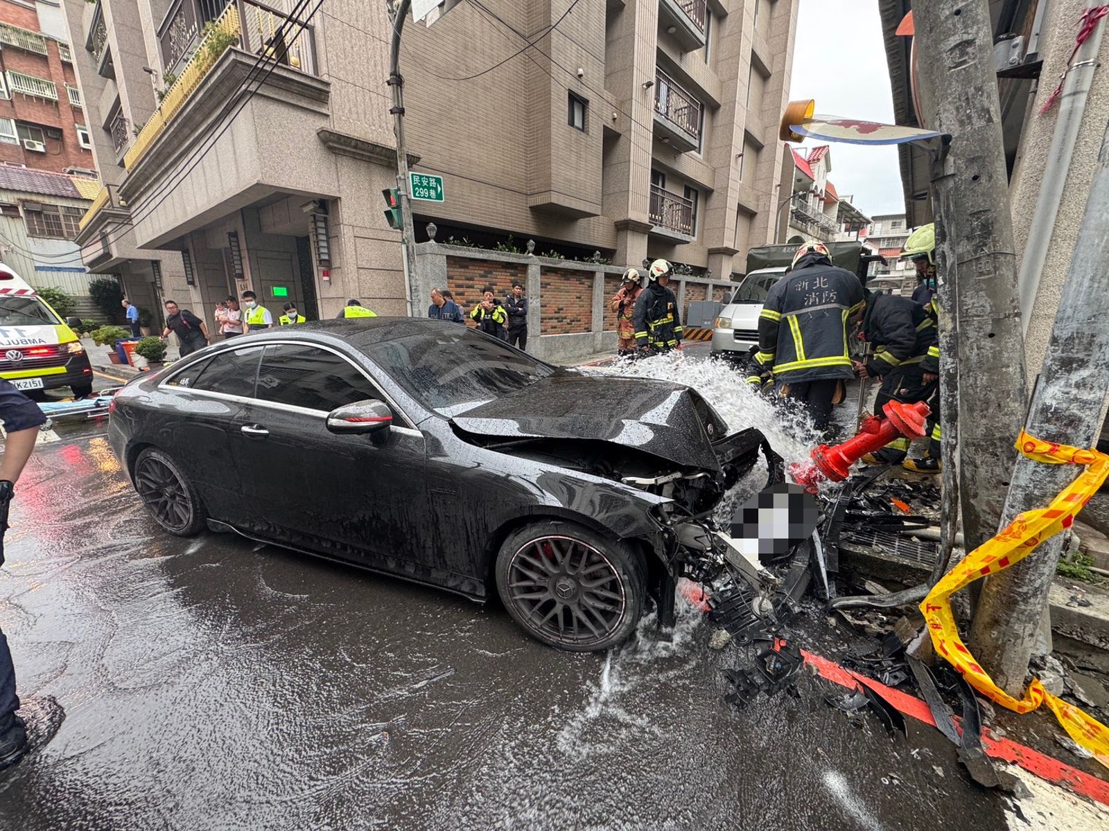 疑毒駕逆向撞斷消防栓　機車騎士險遭擊落
