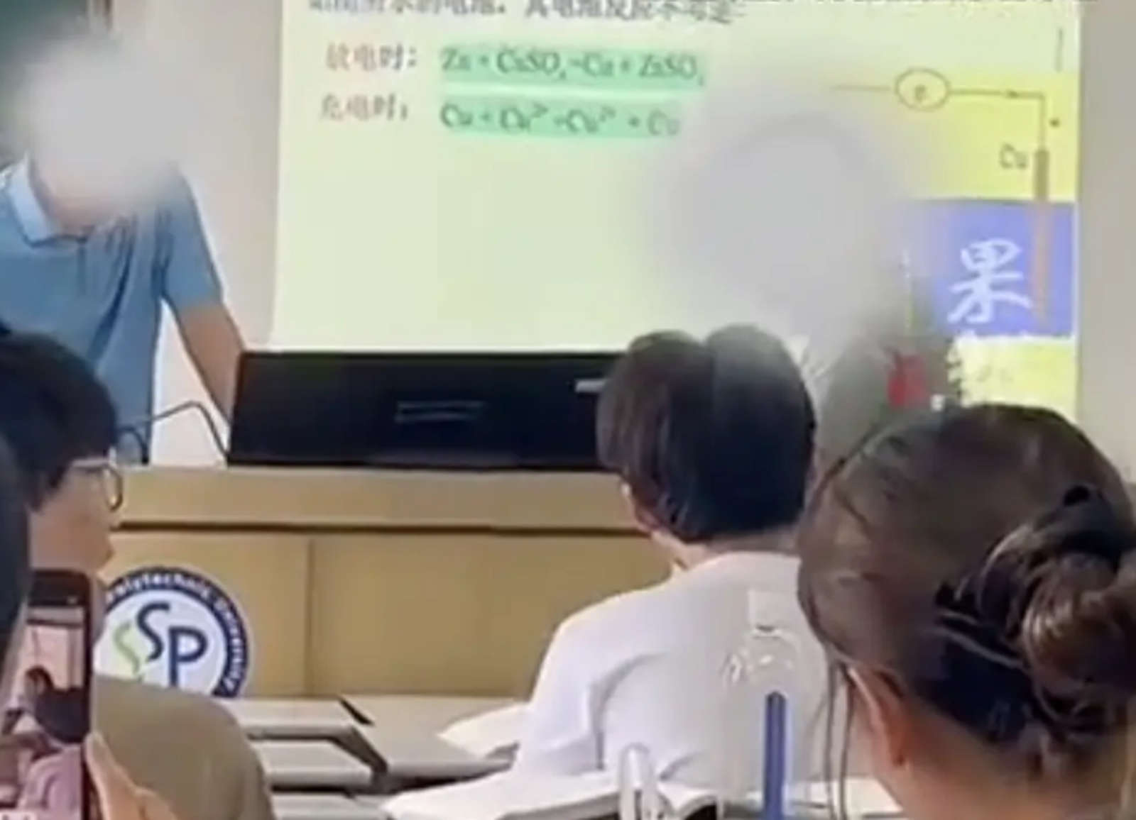 男大生上課睡覺被提醒竟暴走!猛砸滅火器怒吼「殺殺殺」...教授道歉了