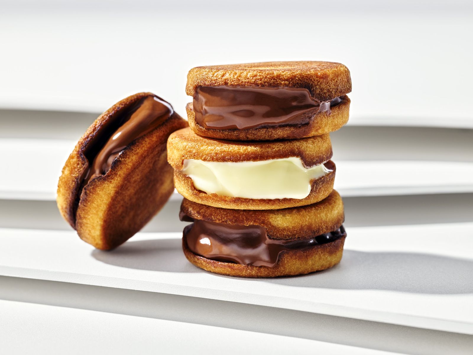 「SNOWSAND生巧克力夾心餅乾」內餡濃郁不膩。（430元／５入，富信新零售供圖）