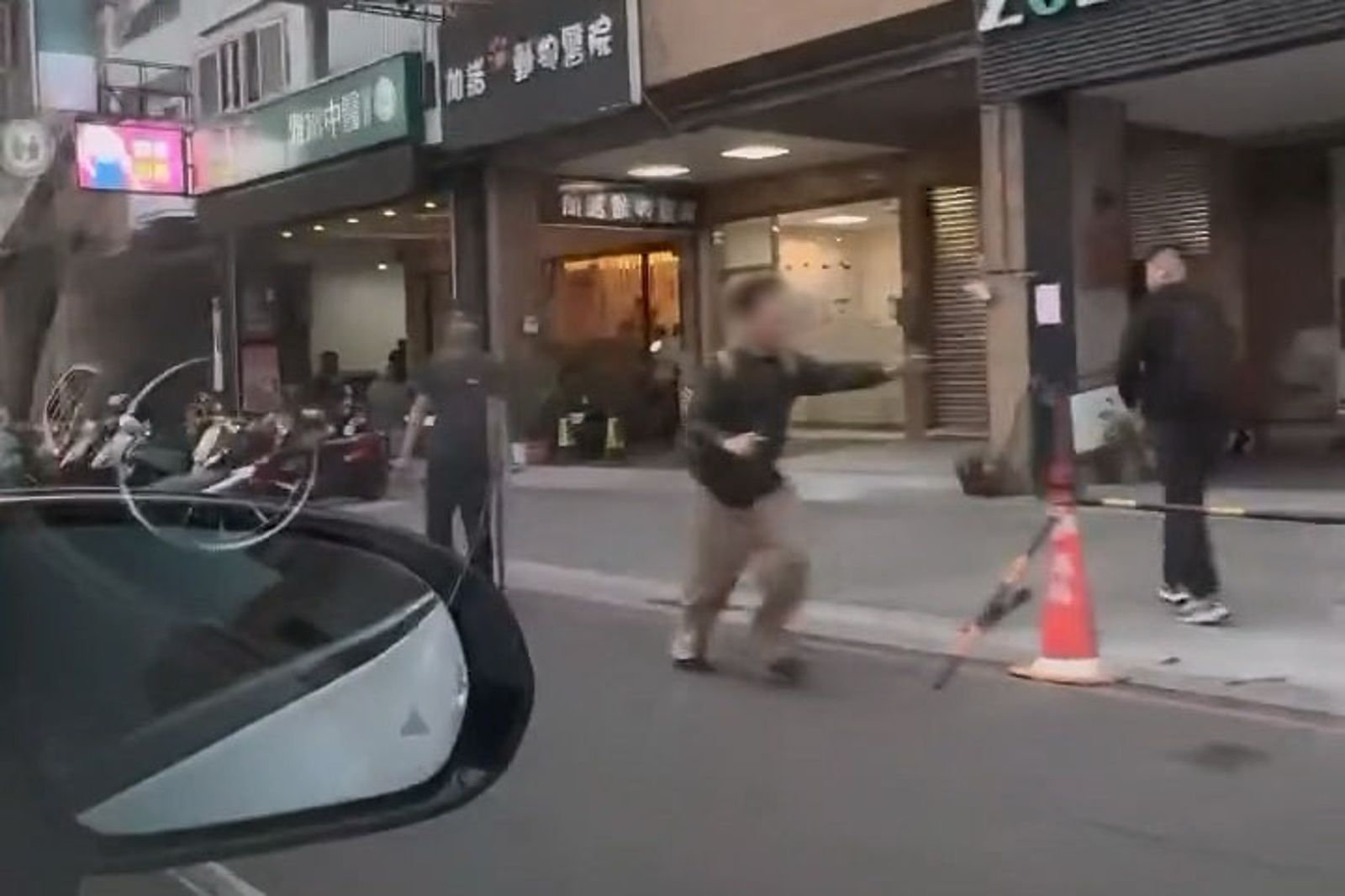 女子倒臥人行道，已無生命跡象，民眾焦急向警方求助。翻攝threads maosihan5