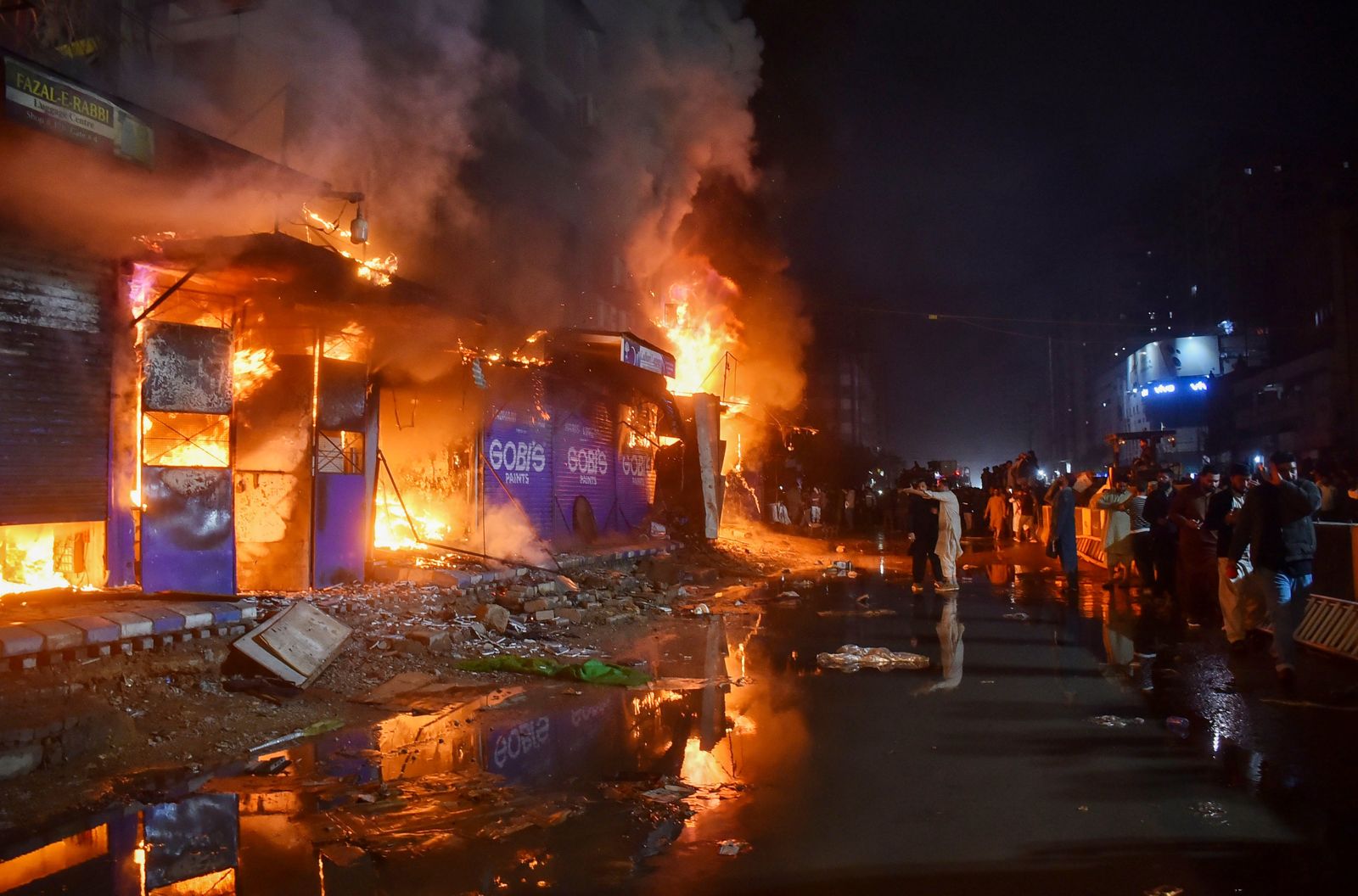 商場大火釀60死！警消「1間店發現30具焦屍」嘆：恐關門自救卻害罹難