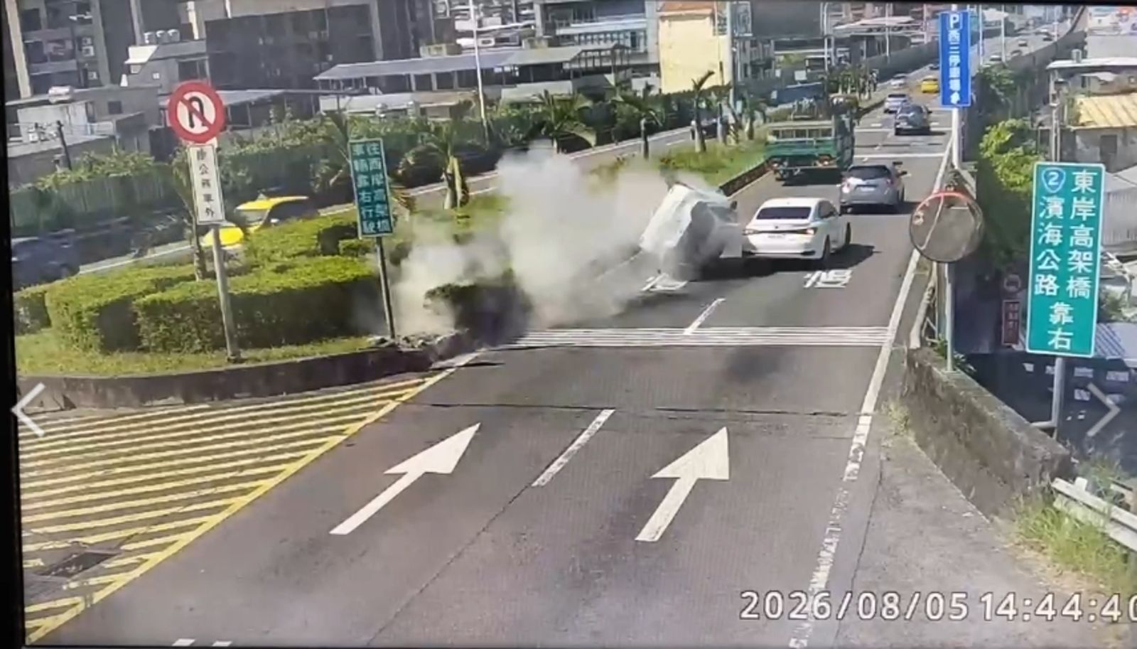 驚悚畫面曝光!女駕駛國1交流道分隔島自撞翻車 警查獲毒品「快篩陽」