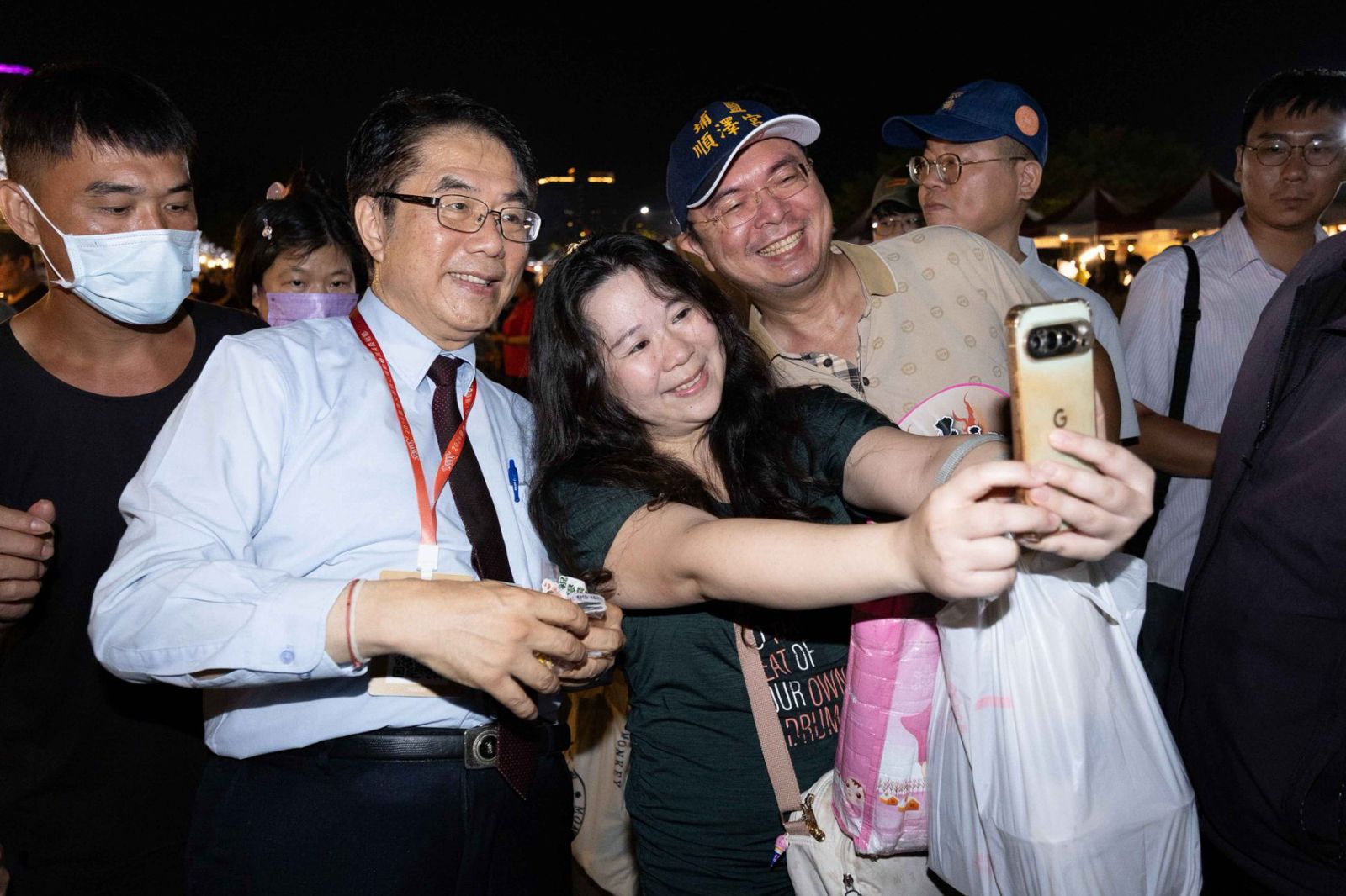 黃偉哲現身相挺「鍘美藝術節」!發送小禮物民眾爭搶 沈伯洋來訪台南他嗆「這句話」