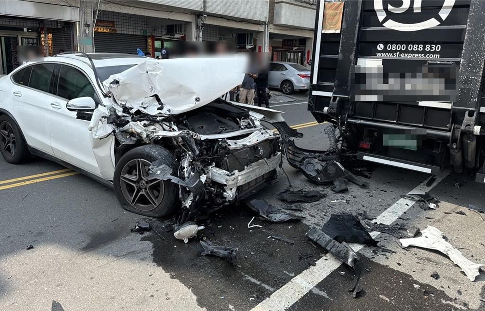 弟吸喪屍菸彈撞爛賓士！姊衝現場「偷藏證物」叫囂護弟　「姊弟情深」爆棚