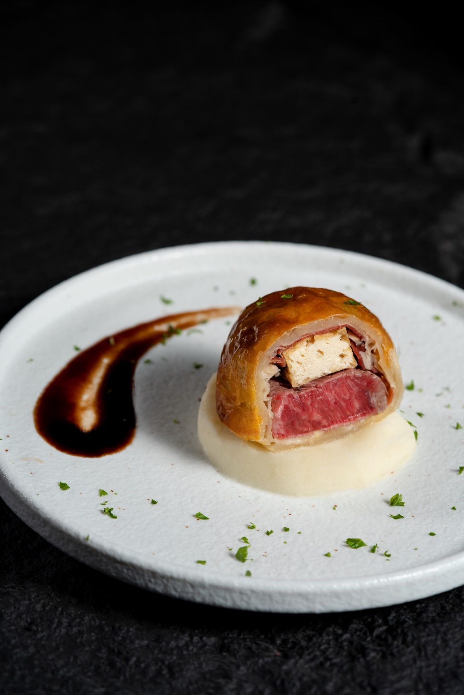 「八和特製女王派」融合A5菲力與伊比利豬、松露醬，帶來中西合璧的奢華享受。（660元／份）