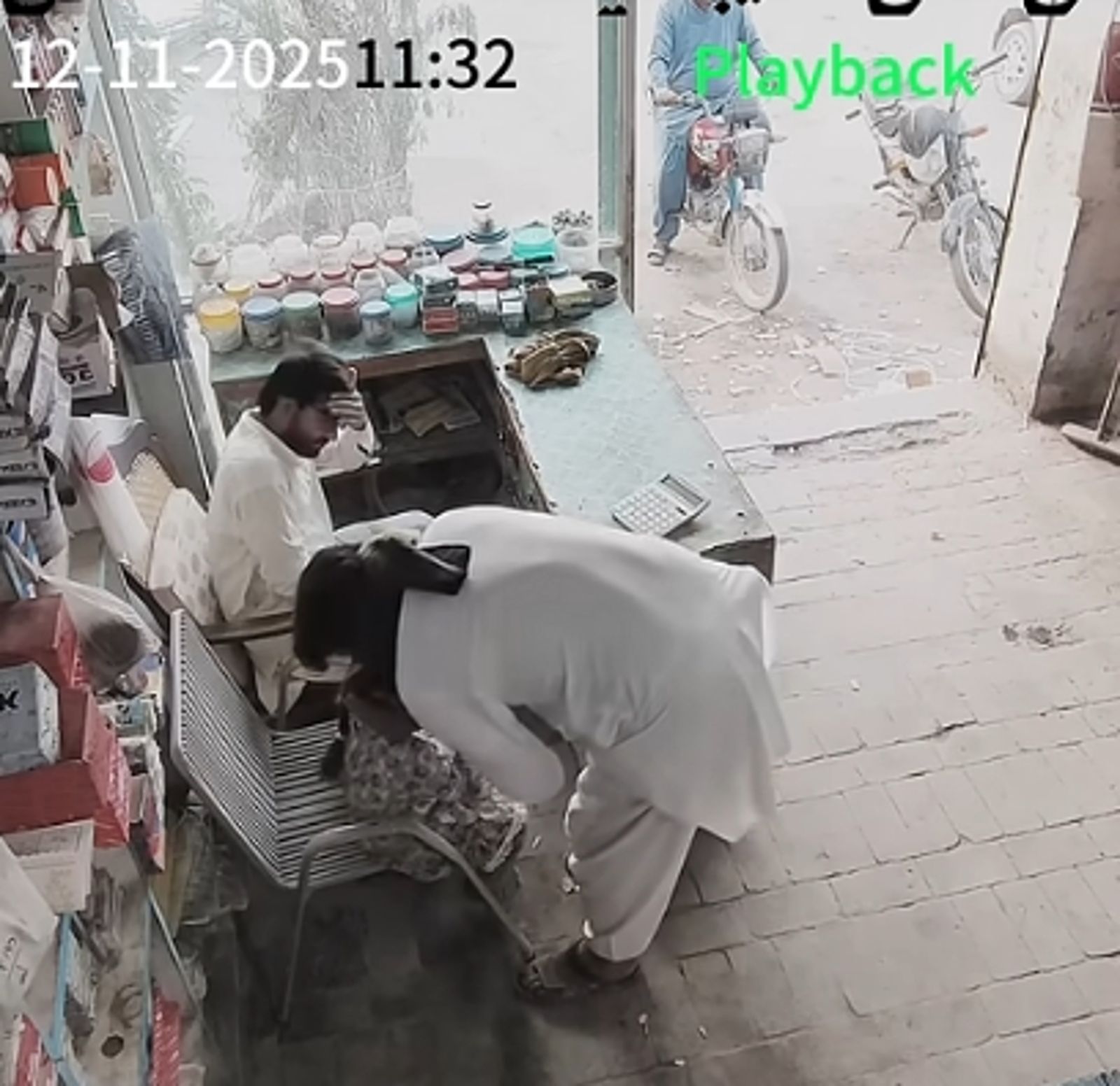 巴基斯坦一名「搶匪」因店主女兒的舉動放棄搶劫，影片引起廣大國外網友討論。圖／翻攝自Kamran Team Official YT