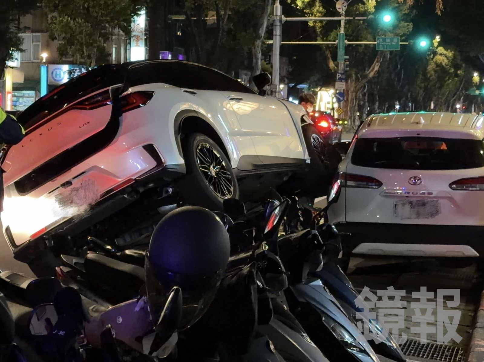 快訊／士林中山北路「天外飛車」！白車失控連環撞再輾機車　1人受傷送醫