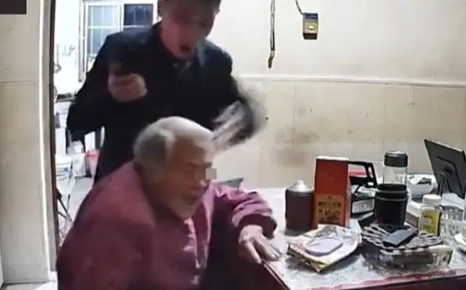 92歲老母遭兒吼「給你一巴掌吃」後爆打！心酸對話內容曝…影片竟是女兒所發