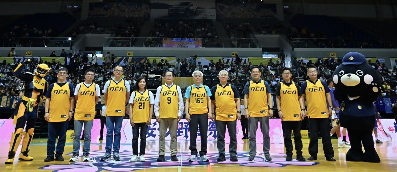 警政署長張榮興為賽事開球,左起為中信特攻吉祥物、刑事局預防科長莊明雄、台灣人壽法遵長林士淳、中信金控法遵長湯偉祥、中信特攻領隊楊淑惠、中信育樂董事長陳國恩、警政署長張榮興、新北市警察局長方仰寧、刑事局長邱紹洲、新莊分局長陳保緒、新北市警局刑事大隊長黃國師及警政署吉祥物。圖/中信特攻提供