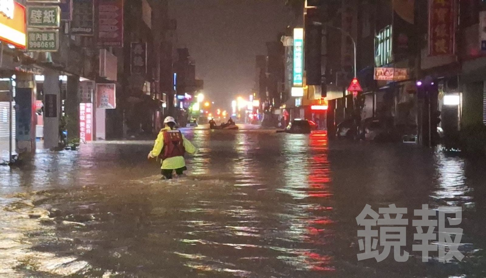 宜蘭蘇澳中山路整個變成一條小河。翻攝蘇澳鎮公所臉書。翻攝畫面