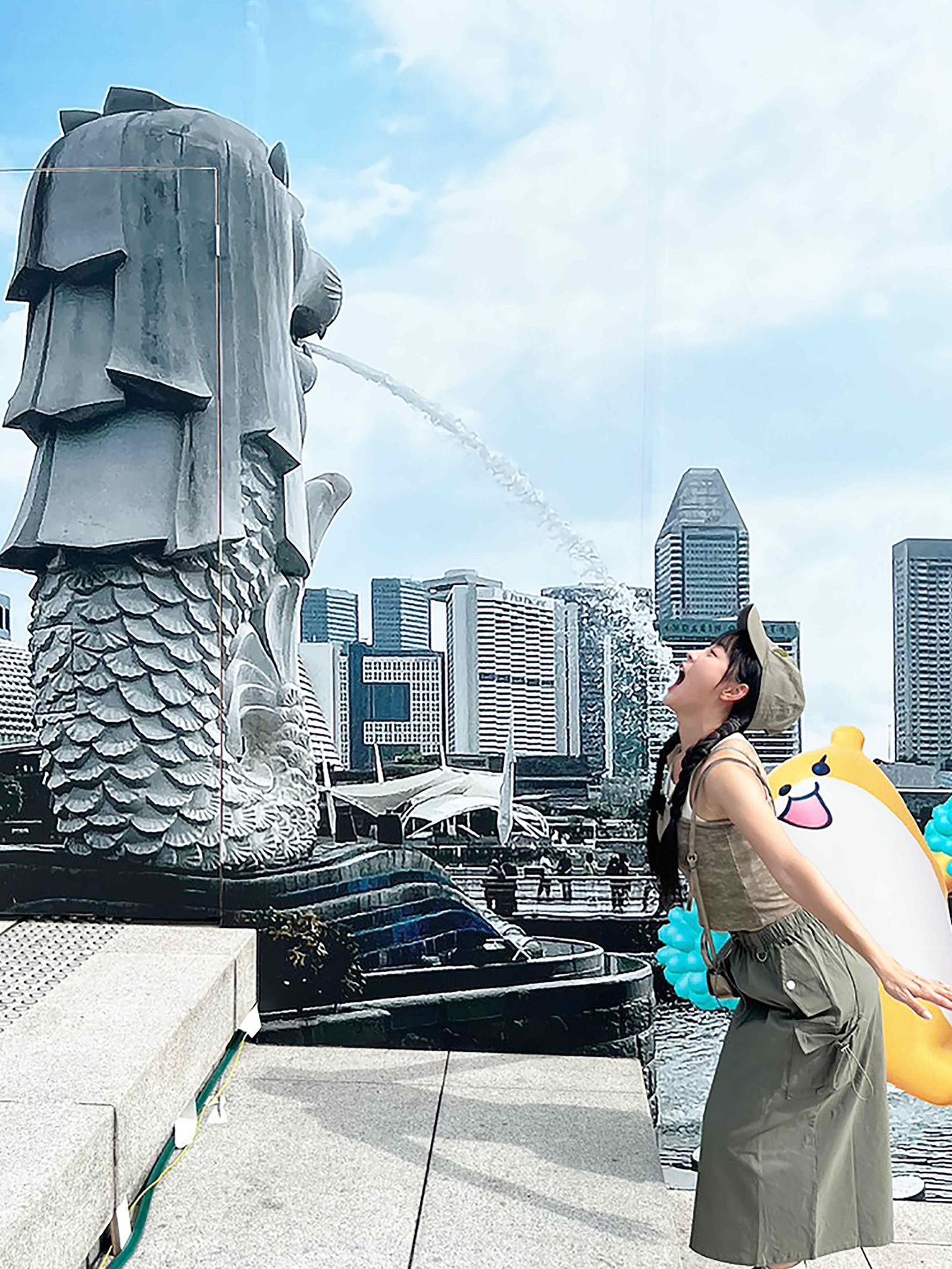 籃籃當起觀光客與魚尾獅合照。公視台語台提供