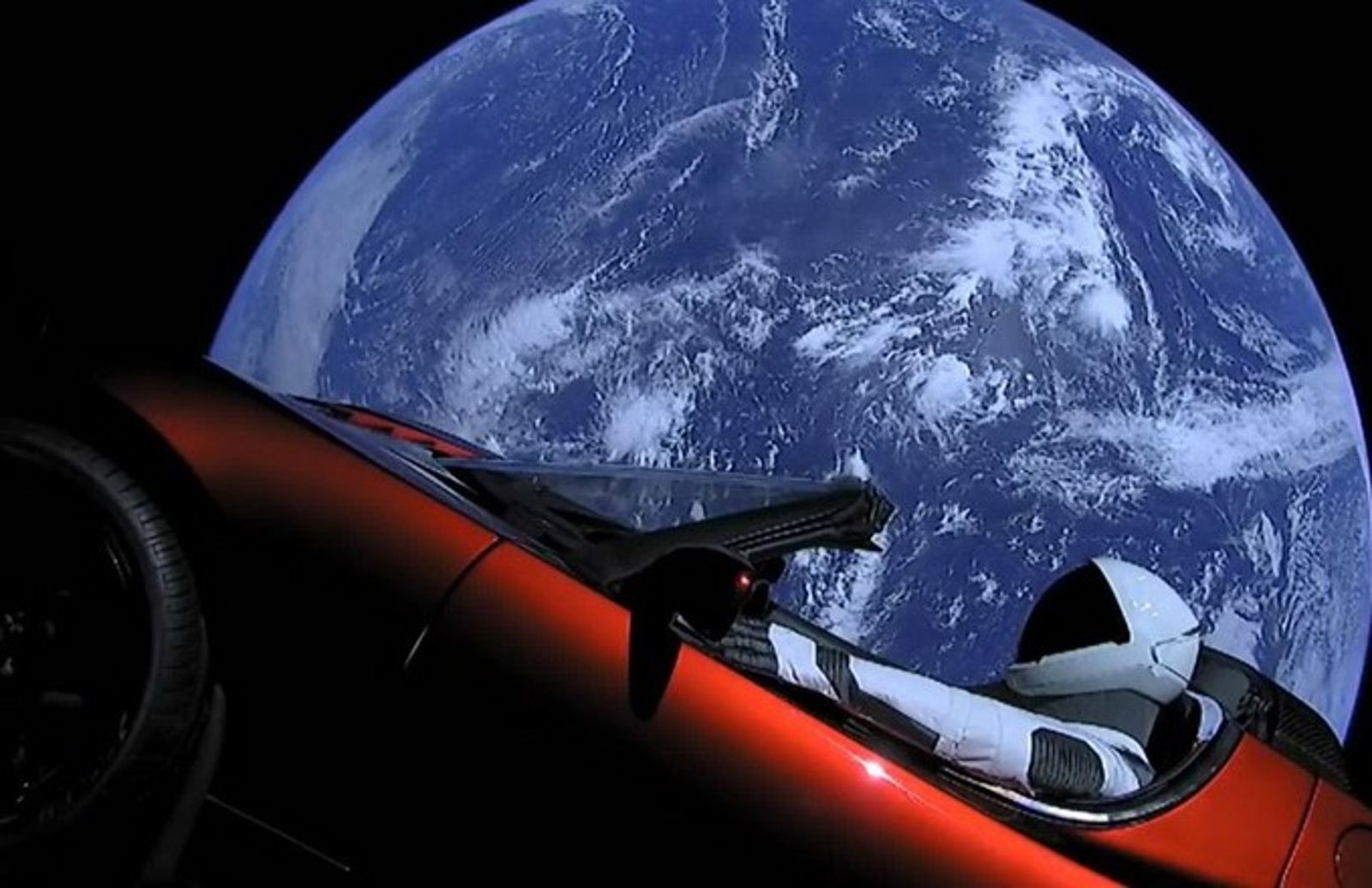 馬斯克曾用火箭將一輛特斯拉Roadster送進太空漫遊，這車搭配的就是巧新輪圈，成為史上開進火星軌道的車與輪圈。圖／翻攝巧新臉書