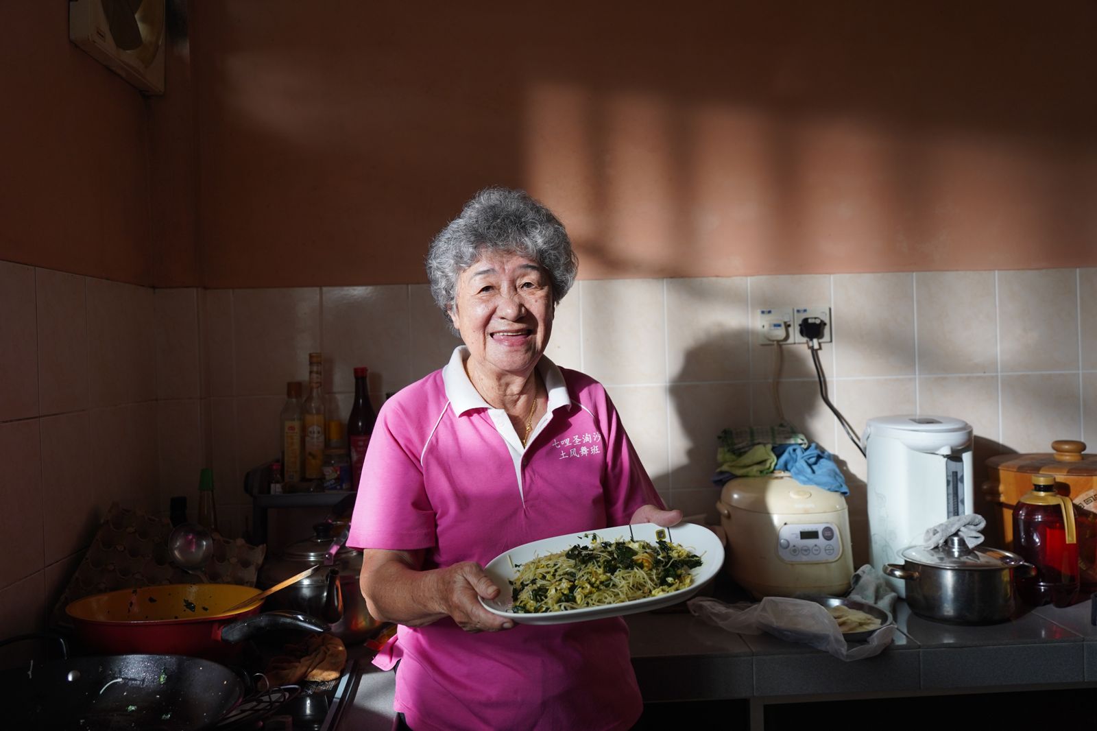 《吉日良辰客家封》強勢入圍金鐘，節目曾拍攝新堯灣的客家媽媽，吃齋日必定要拿出的好味道—麵阿伯。客委會、客家電視台提供