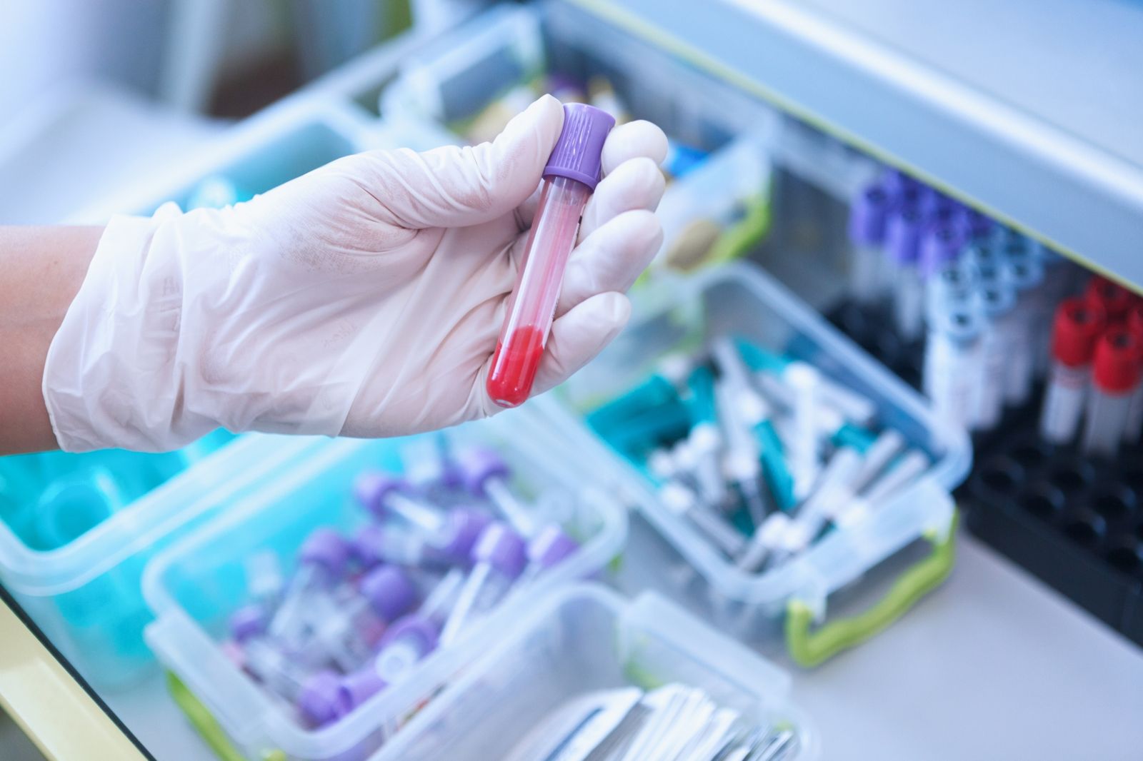 失業人聚集「等賣血換錢」企業老闆也在內！中國軍醫院淪「地下血市」人血價格曝光