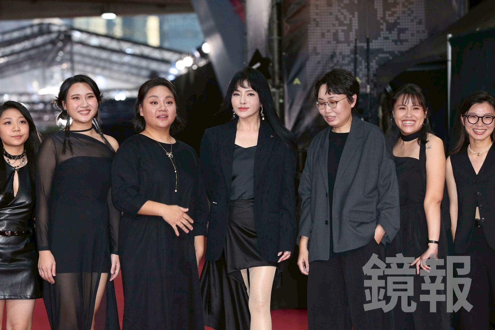 唐綺陽與公視《誰來晚餐》團隊一起走金鐘紅毯。攝影組