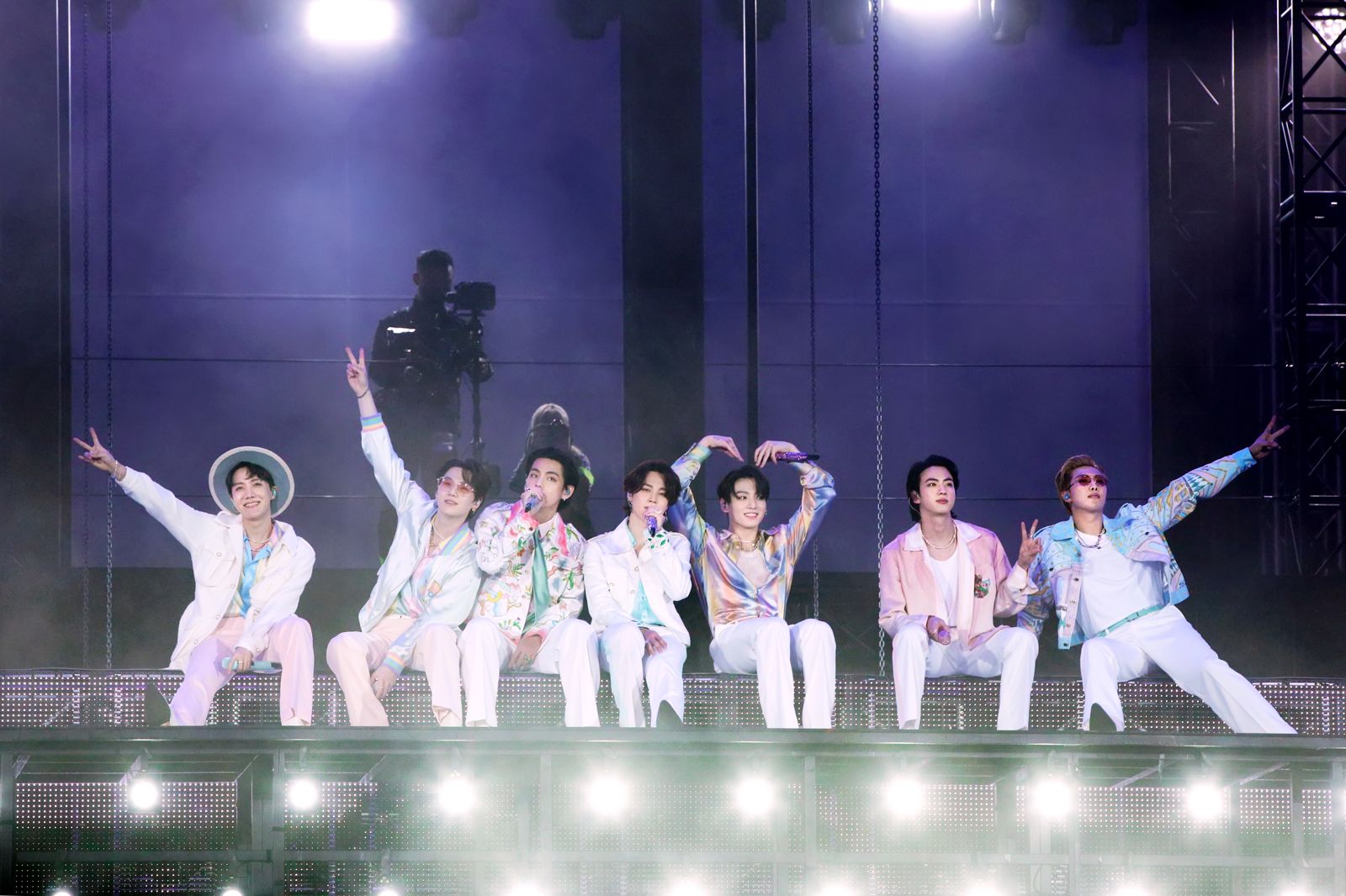 《BTS Monuments: Beyond The Star》紀錄片也看得到。Disney+提供