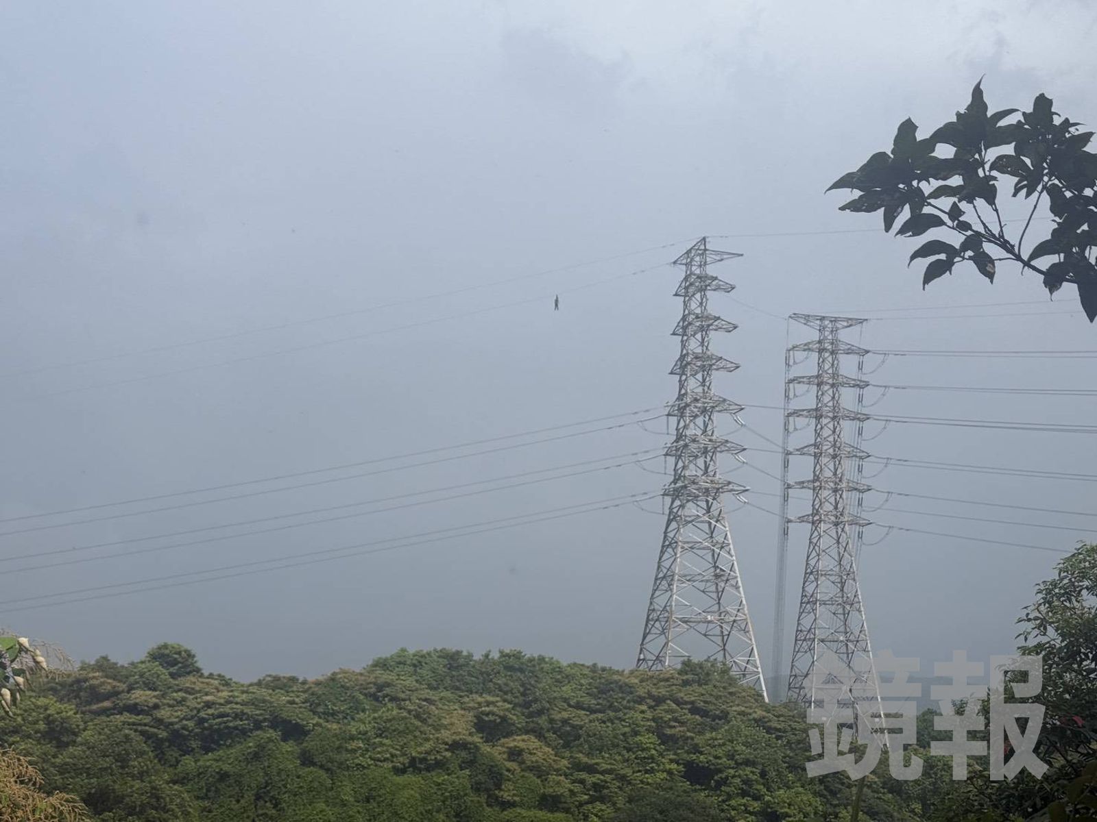 快訊/桃園龜山驚見離奇死者垂吊「20層樓高」電塔 疑外籍移工亡命空中
